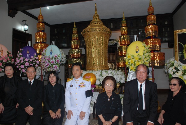 พิธีอัญเชิญพวงมาลาหลวงพระราชทาน วางหน้าโกศโถและพระราชทานพิธีกรรมสวดพระอภิธรรมศพคุณหญิงเจ้าระวีพันธุ์ สุจริตกุล