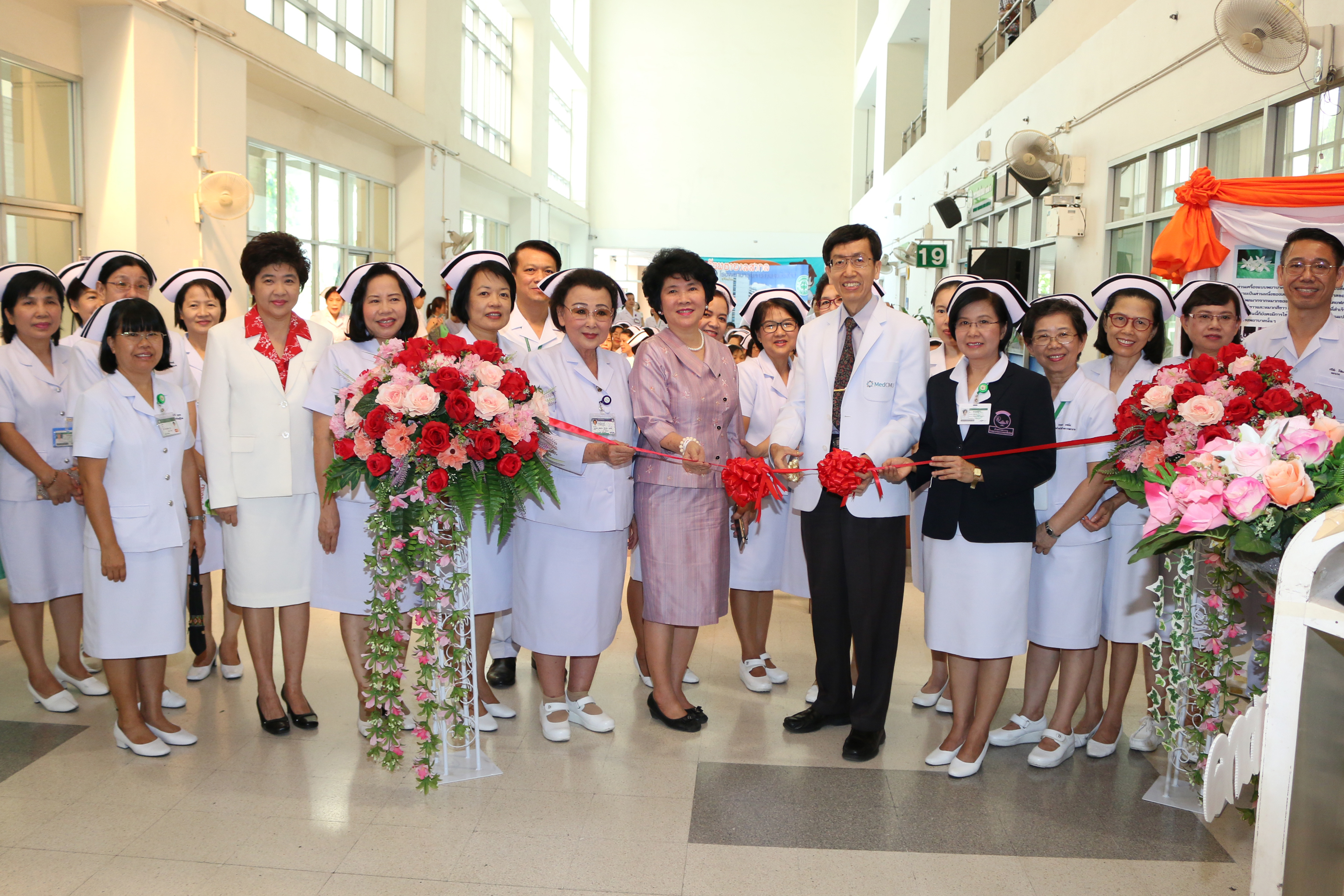 พยาบาล รพ.มหาราชนครเชียงใหม่ ให้บริการตรวจสุขภาพประชาชน เนื่องในวันพยาบาลสากล