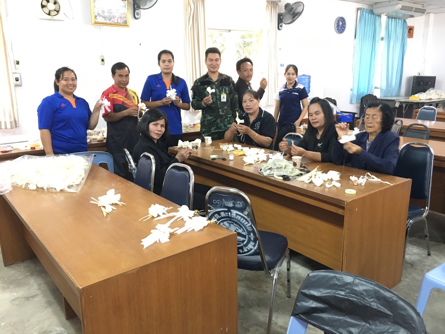 ร่วมกัน ประดิษฐ์ดอกไม้จันทน์ ถวายในหลวง รัชกาลที่ ๙ 