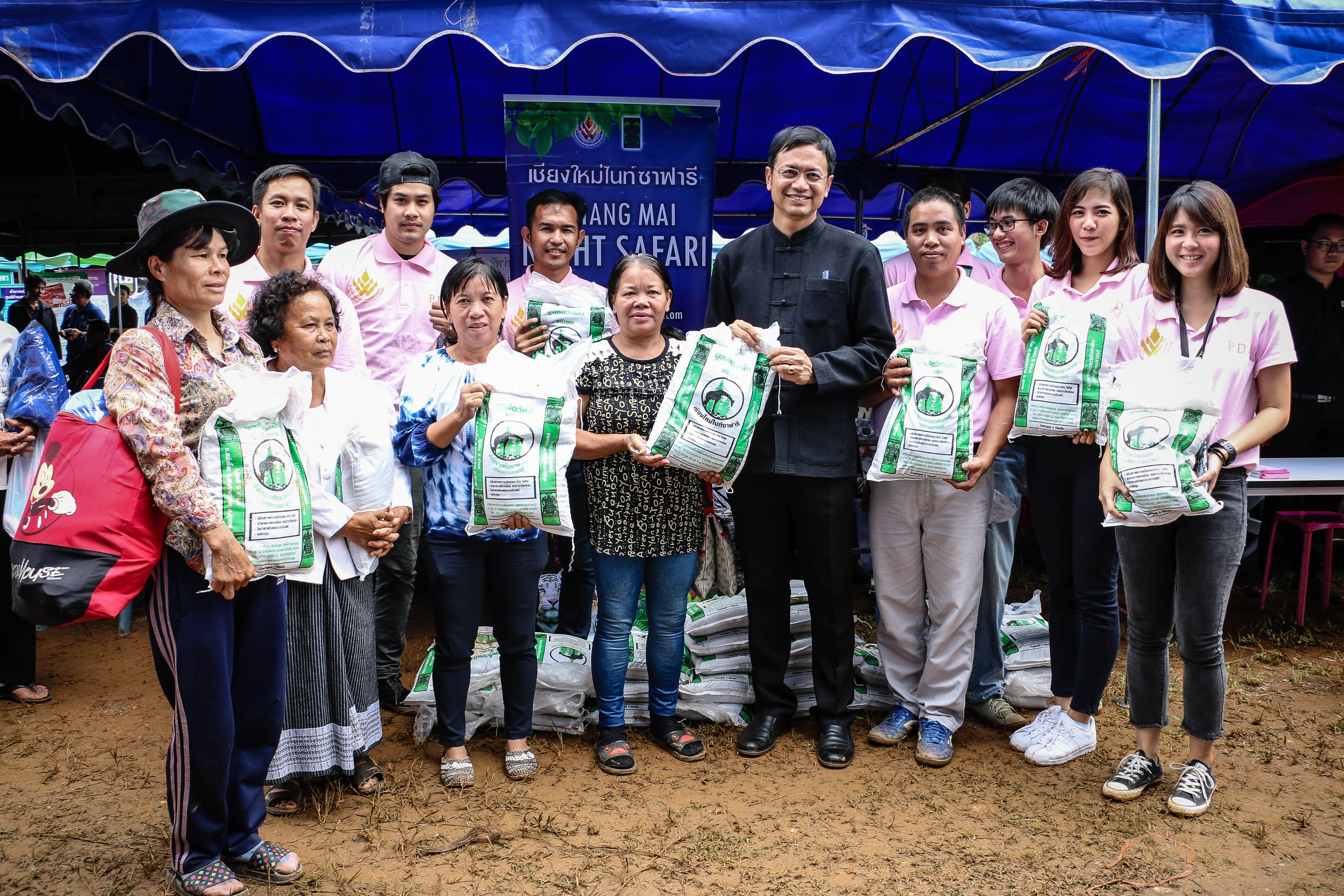 สำนักงานพัฒนาพิงคนคร ร่วมมอบปุ๋ยมูลสัตว์ ในโครงการผู้ว่าราชการจังหวัดเชียงใหม่ฯ พบปะประชาชน