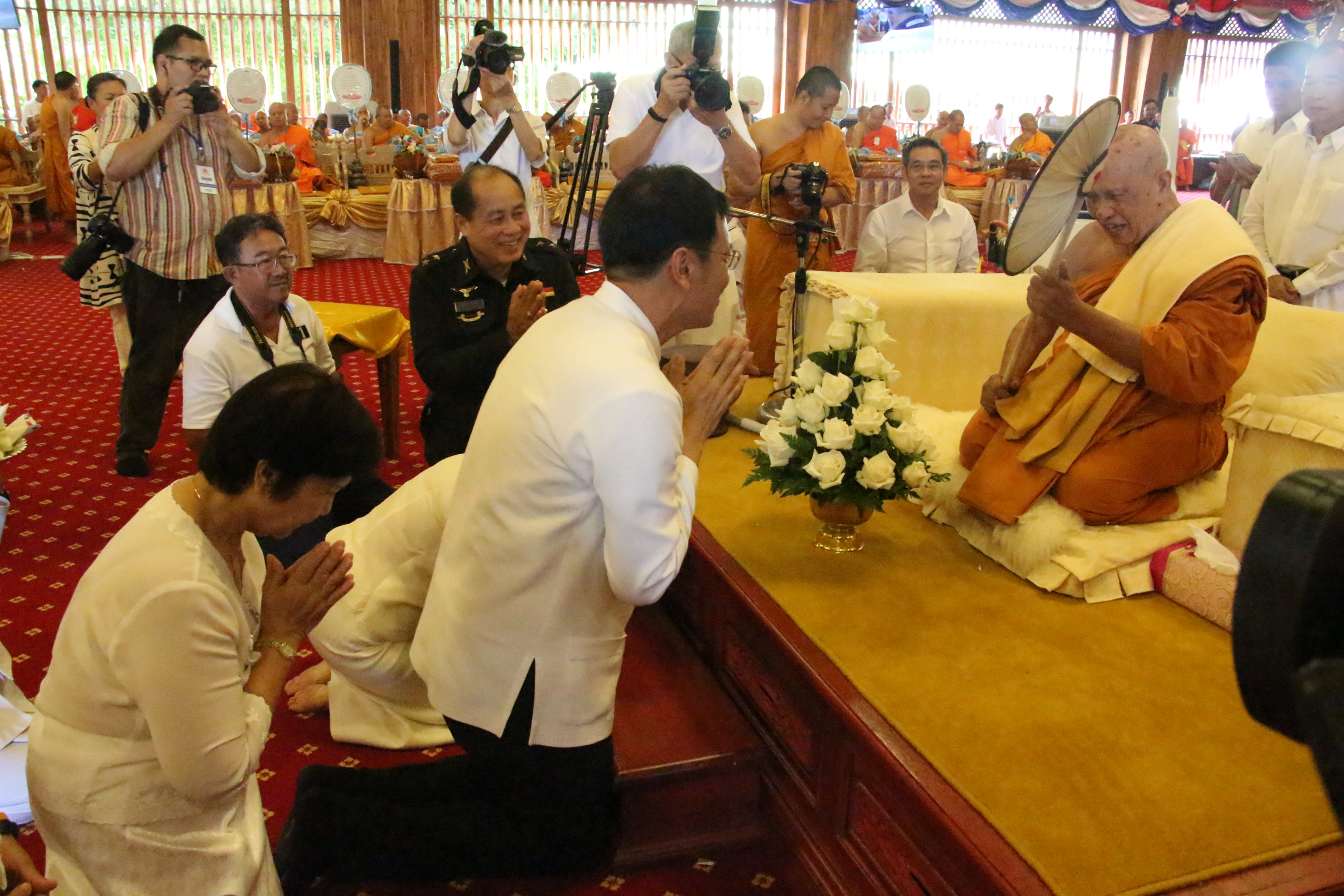 พ่อเมืองเชียงใหม่ ร่วมพิธีมุทิตาจิตสักการะและทำบุญอายุวัฒนมงคล 94 ปี พรรษา 74 หลวงปู่ทอง สิริมงฺคโล