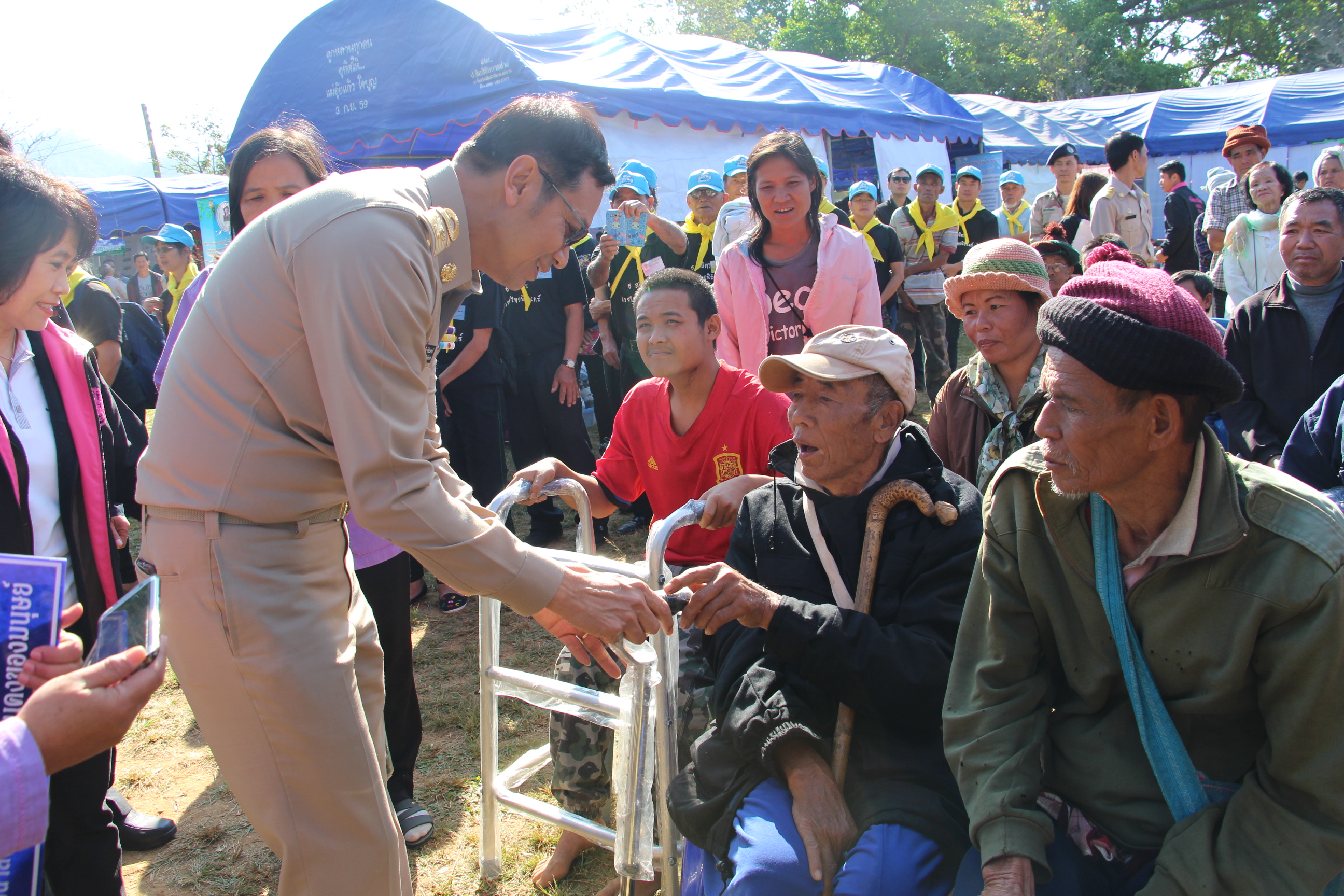 ผู้ว่าฯ เชียงใหม่ นำหัวหน้าส่วนราชการพบปะประชาชนในพื้นที่อำเภอสะเมิง ภายใต้โครงการ “จังหวัดเคลื่อนที่” เพื่อให้หน่วยงานระดับจังหวัดออกหน่วยบริการ โดยจะนำปัญหาและความต้องการของประชาชนมาปรับปรุงให้ดียิ่งขึ้น