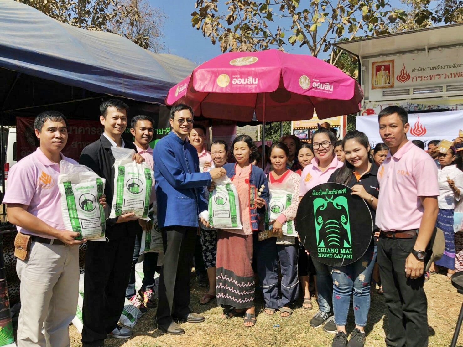 สำนักงานพัฒนาพิงคนคร ร่วมมอบปุ๋ยมูลสัตว์ในโครงการผู้ว่าราชการจังหวัดเชียงใหม่ฯ พบปะประชาชน