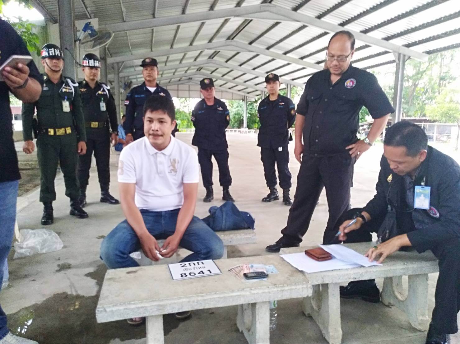 กองอำนวยการรักษาความมั่นคงภายในจังหวัดเชียงใหม่ สนธิกำลังร่วมสารวัตรทหาร มทบ.33 ทสปช. เจ้าหน้าที่ตำรวจ และเจ้าหน้าที่ฝ่ายปกครอง จับกุมแก๊งรีดไถเงินกู้โหด