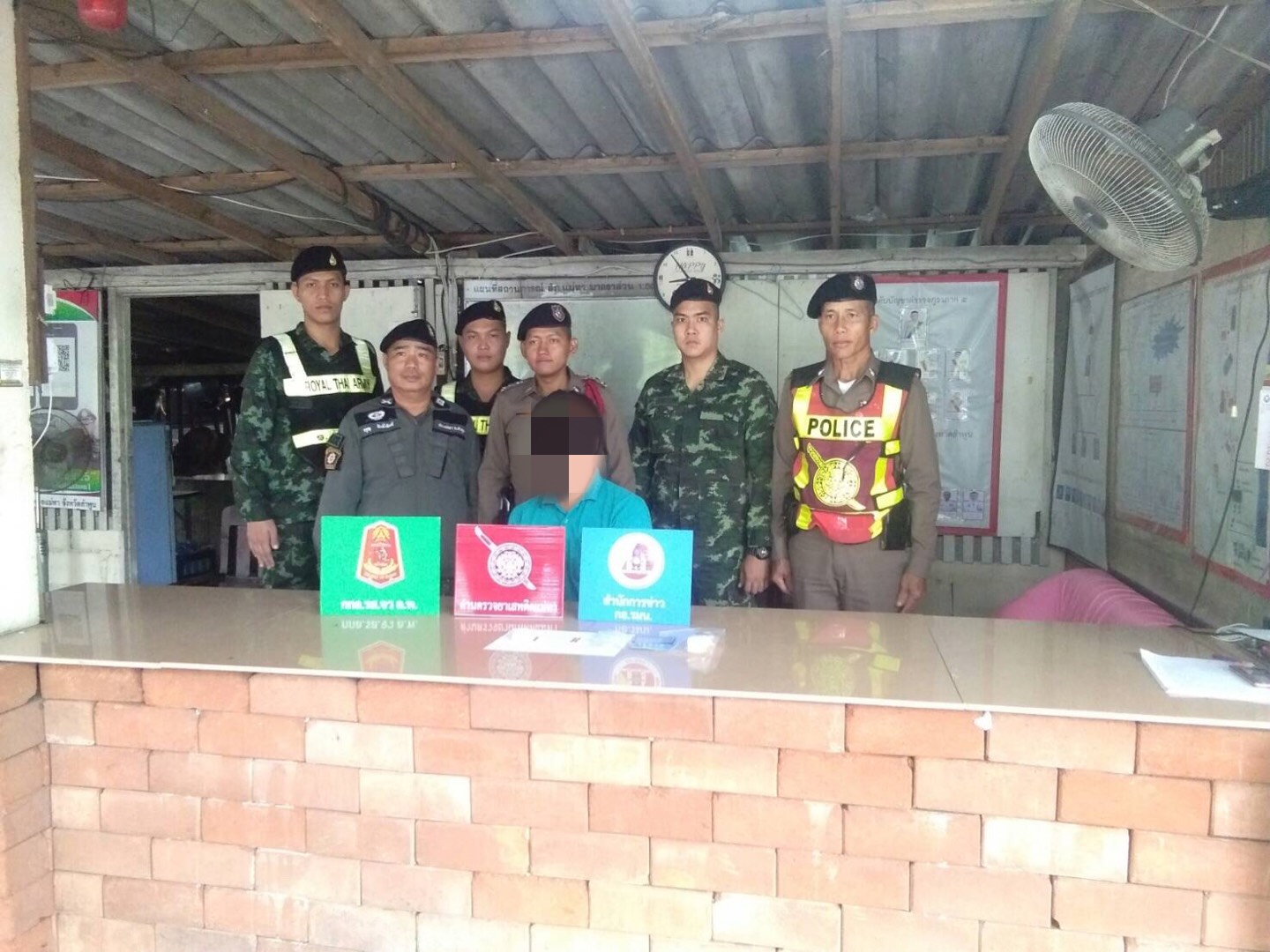 กกล.รส.จังหวัดลำพูน ร่วมกับ สภ.แม่ทา ตั้งจุดตรวจ เพื่อตรวจค้นและสกัดกั้นสิ่งผิดกฎหมาย