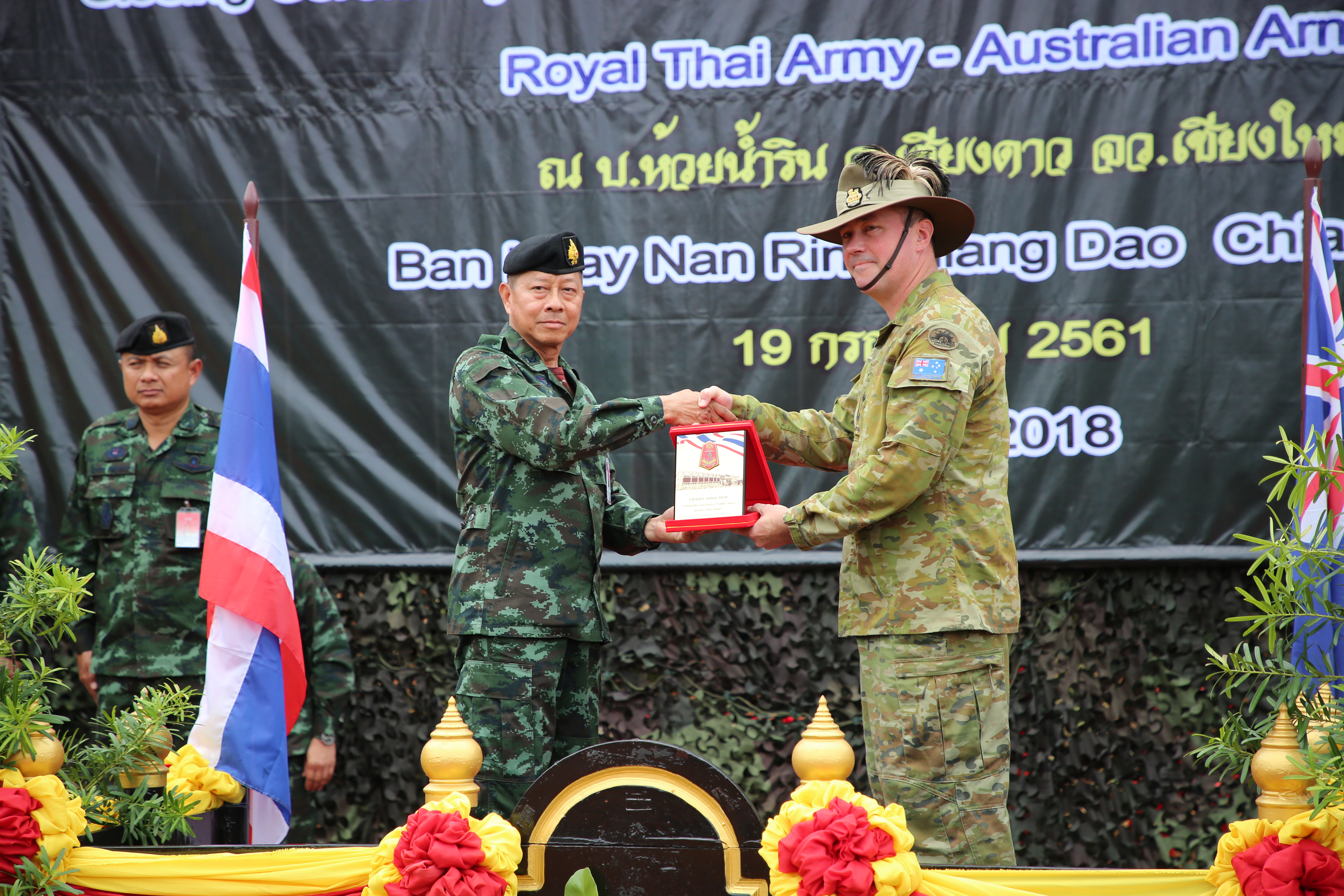 ผบ.กองพลทหารราบที่ 7 ขอบคุณรัฐบาลออสเตรเลีย ที่ให้การช่วยเหลือนักฟุตบอล ทีมหมูป่าเยาวชน 13 คน ออกจากถ้ำอย่างปลอดภัย ในงานพิธีปิดการฝึกผสมระหว่าง กองทัพบกออสเตรเลีย และกองทัพบกไทย  ( กองทัพภาคที่.3 ) กองพลทหารราบที่.7 ภายใต้ รหัส Chapel Gold 2018