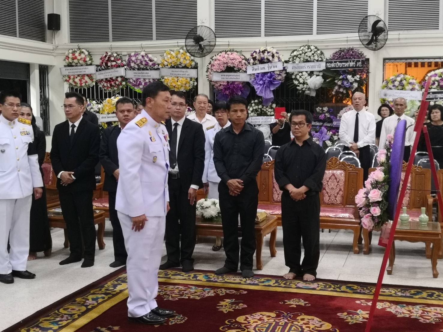 ผู้ว่าฯ เชียงใหม่ อัญเชิญพวงมาลาพระราชทานสมเด็จพระเทพรัตนราชสุดาฯ สยามบรมราชกุมารี วางหน้าหีบศพศาสตราจารย์เกียรติคุณแสง จันทร์งาม