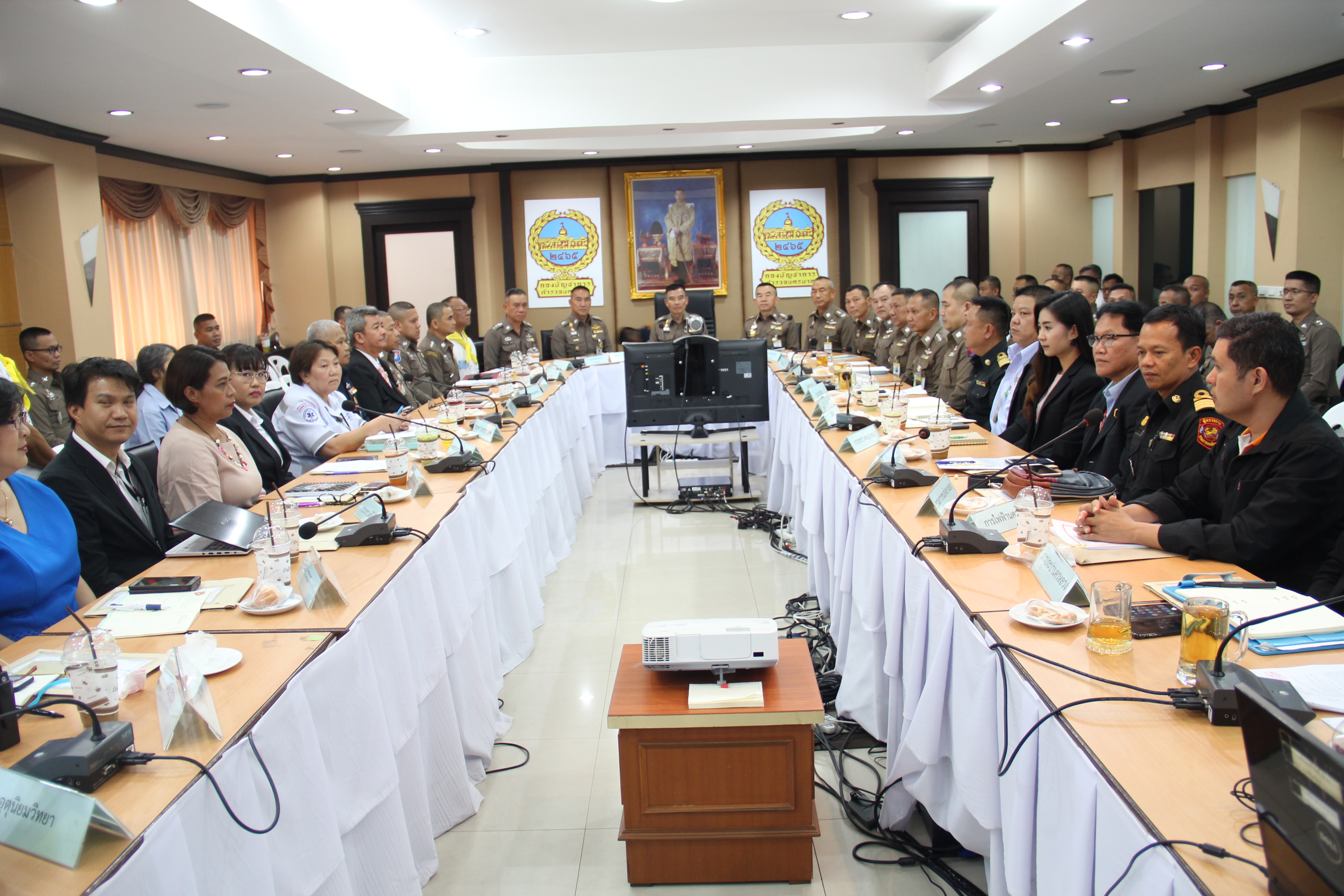 กรุงเทพฯ  ///  ผู้ช่วย ผบ.ตร. เป็นประธานประชุมเตรียมความพร้อมการรักษาความปลอดภัยและอำนวยความสะดวกด้านการจราจรการจัดพิธีมหามงคลบำเพ็ญพระราชกุศลอุทิศถวายพระบาทสมเด็จพระปรมินทรมหาภูมิพลอดุลยเดช บรมนาถบพิตร