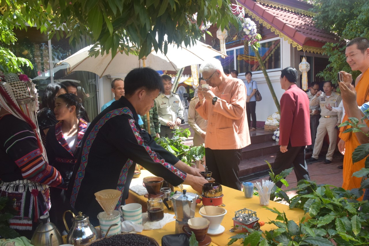 เชียงใหม่  ///  รัฐมนตรีประจำสำนักนายกรัฐมนตรี ตรวจเยี่ยมโครงการขับเคลื่อน "วัด" เป็นศูนย์กลางชุมชนยั่งยืน โดยใช้หลักธรรมทางพระพุทธศาสนา ศีล 5 ณ ชุมชนบ้านหลวง ตำบลโหล่งขอด อำเภอพร้าว จังหวัดเชียงใหม่
