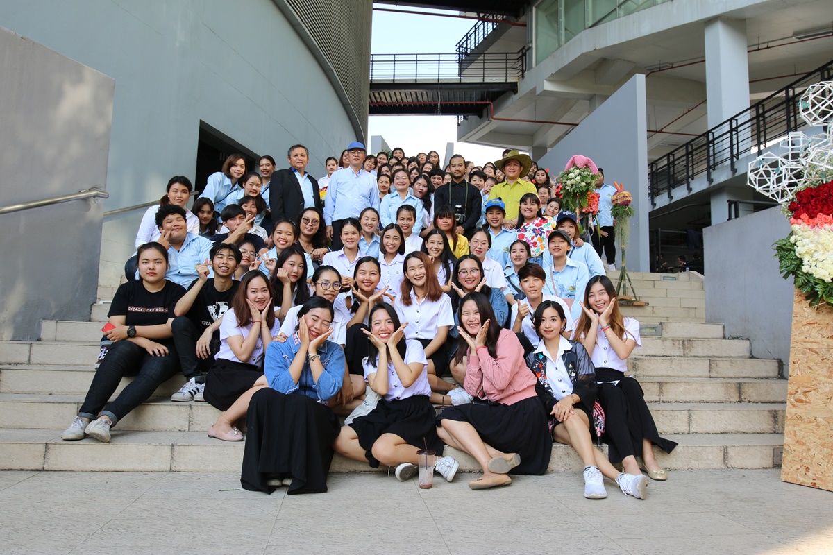 ประติมากรรมดอกไม้ “LIFE IS BEATIFUL”