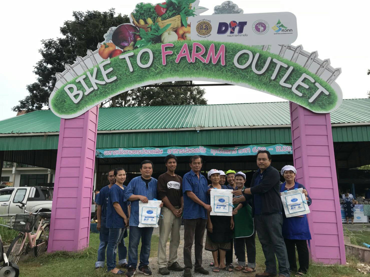 เชียงใหม่  ///  สำนักงานพาณิชย์จังหวัดเชียงใหม่ สานพลังช่วยรณรงค์ ลดใช้ถุงพลาสติก และจัดหาถุงผ้า  ศูนย์จำหน่ายสินค้าเกษตรชุมชน Farm Outlet