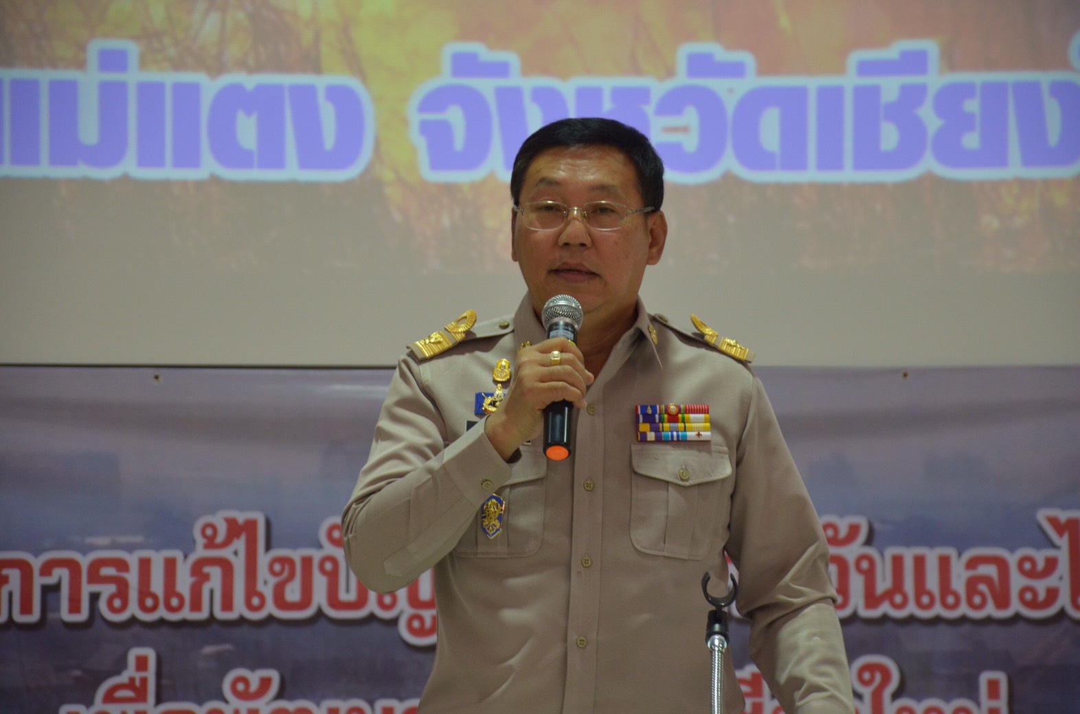 ผู้ว่าราชการจังหวัดเชียงใหม่ สั่งการกำนัน ผู้ใหญ่บ้านในพื้นที่อำเภอแม่แตง คุมเข้มทุกมาตรการแก้ไขปัญหาหมอกควันและไฟป่าในพื้นที่