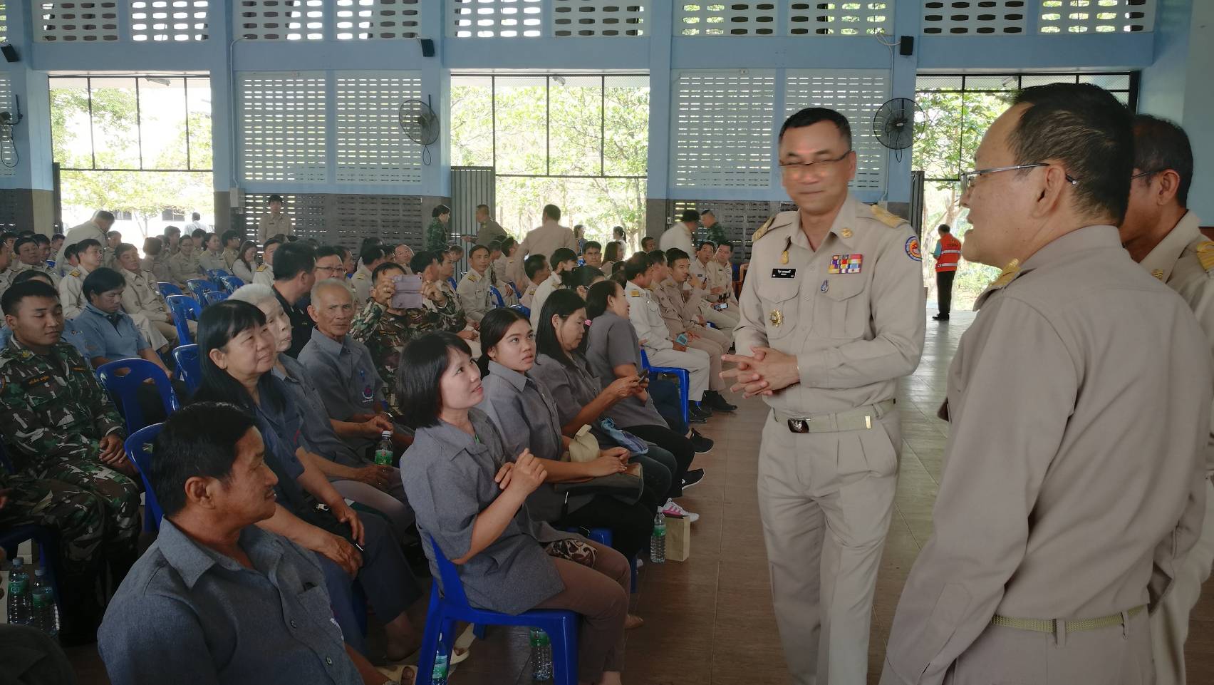 นายวิรุฬ พรรณเทวี รองผู้ว่าฯ เชียงใหม่ ลงพื้นที่อำเภอแม่วาง กำชับกำนัน ผู้ใหญ่บ้าน ผู้นำชุมชน ช่วยกันสอดส่องดูแลและคุมเข้มทุกมาตรการแก้ไขปัญหาหมอกควันไฟป่า