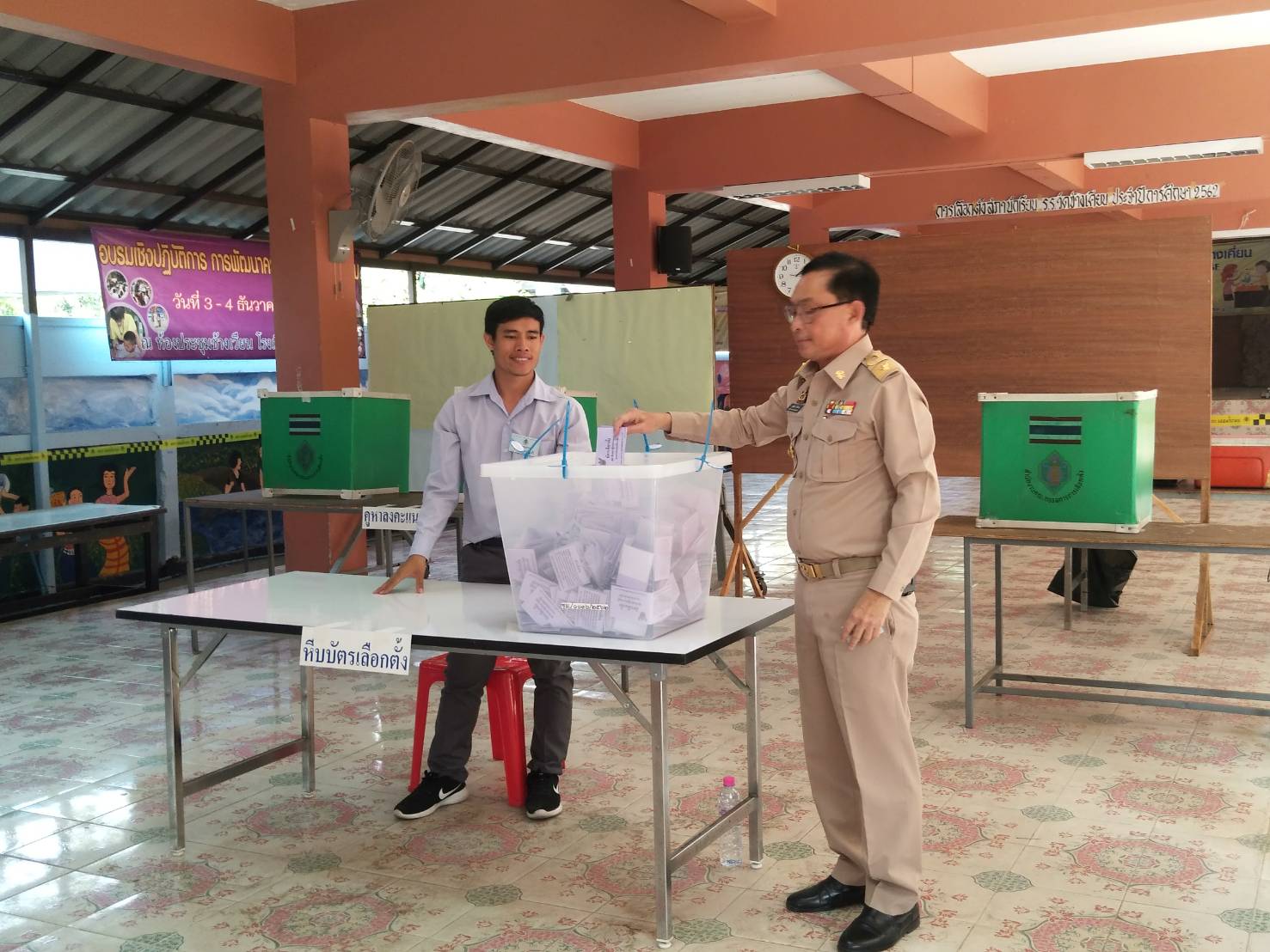รองผู้ว่าราชการจังหวัดเชียงใหม่ เดินทางมาลงคะแนนเลือกตั้งสมาชิกสภาผู้แทนราษฎร ที่หน่วยเลือกตั้ง ที่ 1 ตำบลช้างเผือก