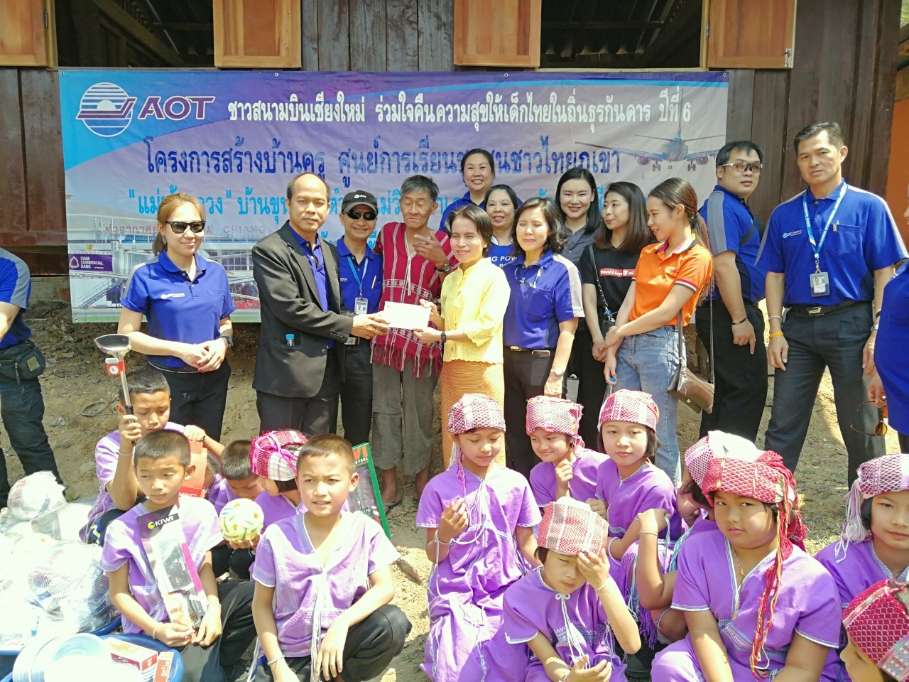 ร่วมกันส่งมอบบ้านพักครู อุปกรณ์การเรียน อุปกรณ์กีฬา ตลอดจนเครื่องใช้ต่างๆ ที่จำเป็น ให้แก่ศูนย์การเรียนชุมชนชาวไทยภูเขา “แม่ฟ้าหลวง” บ้านขุนวิน