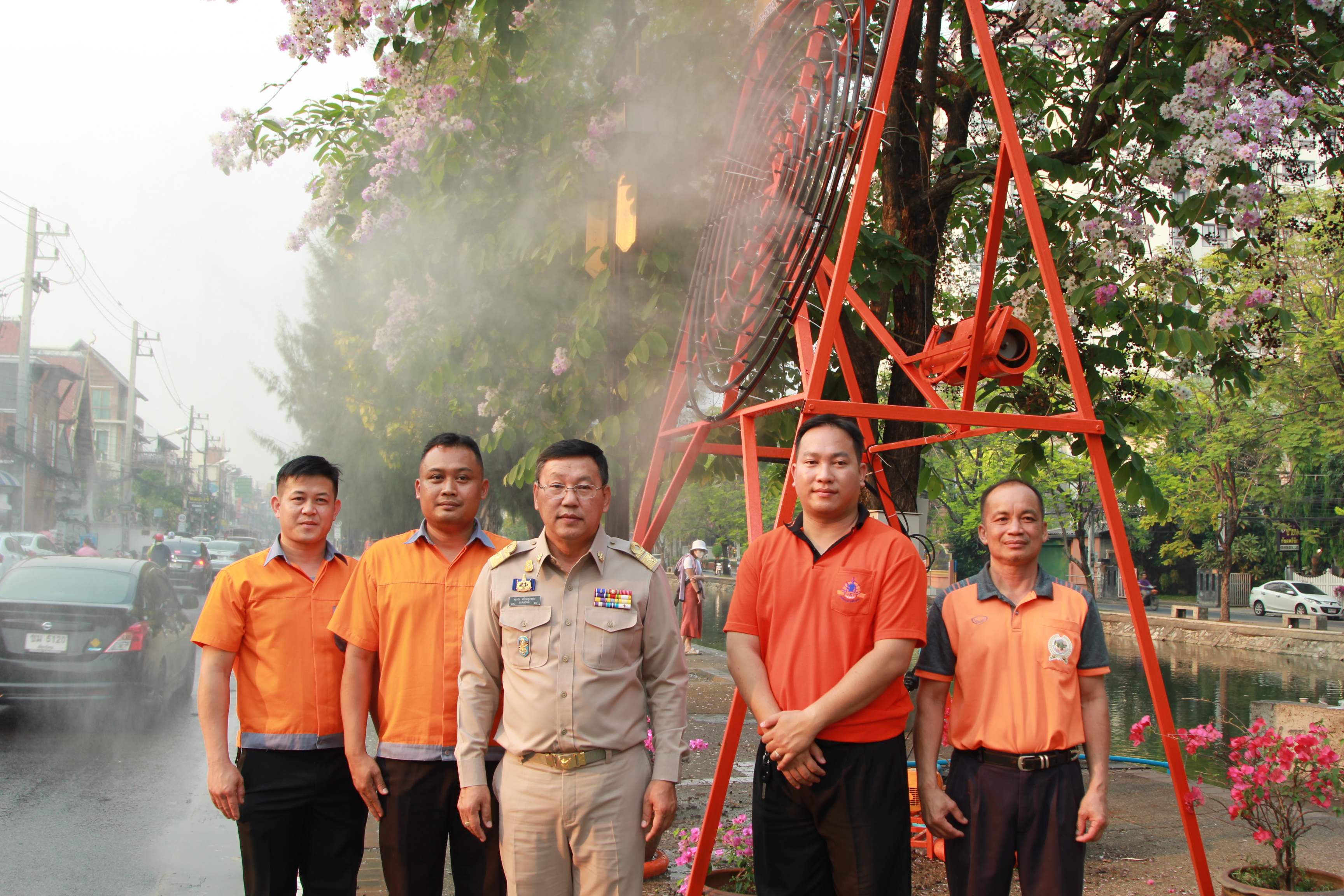 ผู้ว่าฯ เชียงใหม่ลงพื้นที่ ติดตามความคืบหน้าการติดตั้งเครื่องพ่นละอองน้ำ บริเวณประตูท่าแพ ช่วยเพิ่มความชุ่มชื้นในอากาศ และลดฝุ่นละอองขนาดเล็ก