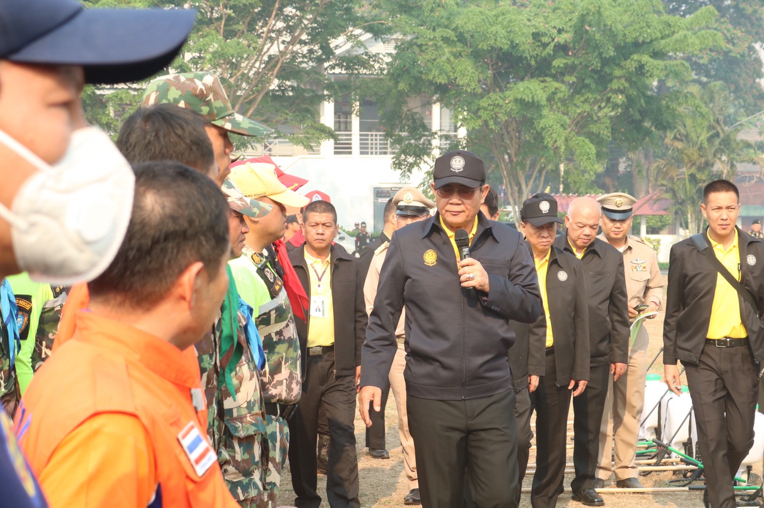 นายกรัฐมนตรีตรวจเยี่ยมกองบัญชาการ ควบคุมสถานการณ์หมอกควันกองทัพภาคที่ 3 ส่วนหน้า มอบอุปกรณ์สนับสนุนการปฏิบัติงาน พร้อมให้กำลังใจเจ้าหน้าที่ ให้ทำงานด้วยความปลอดภัย