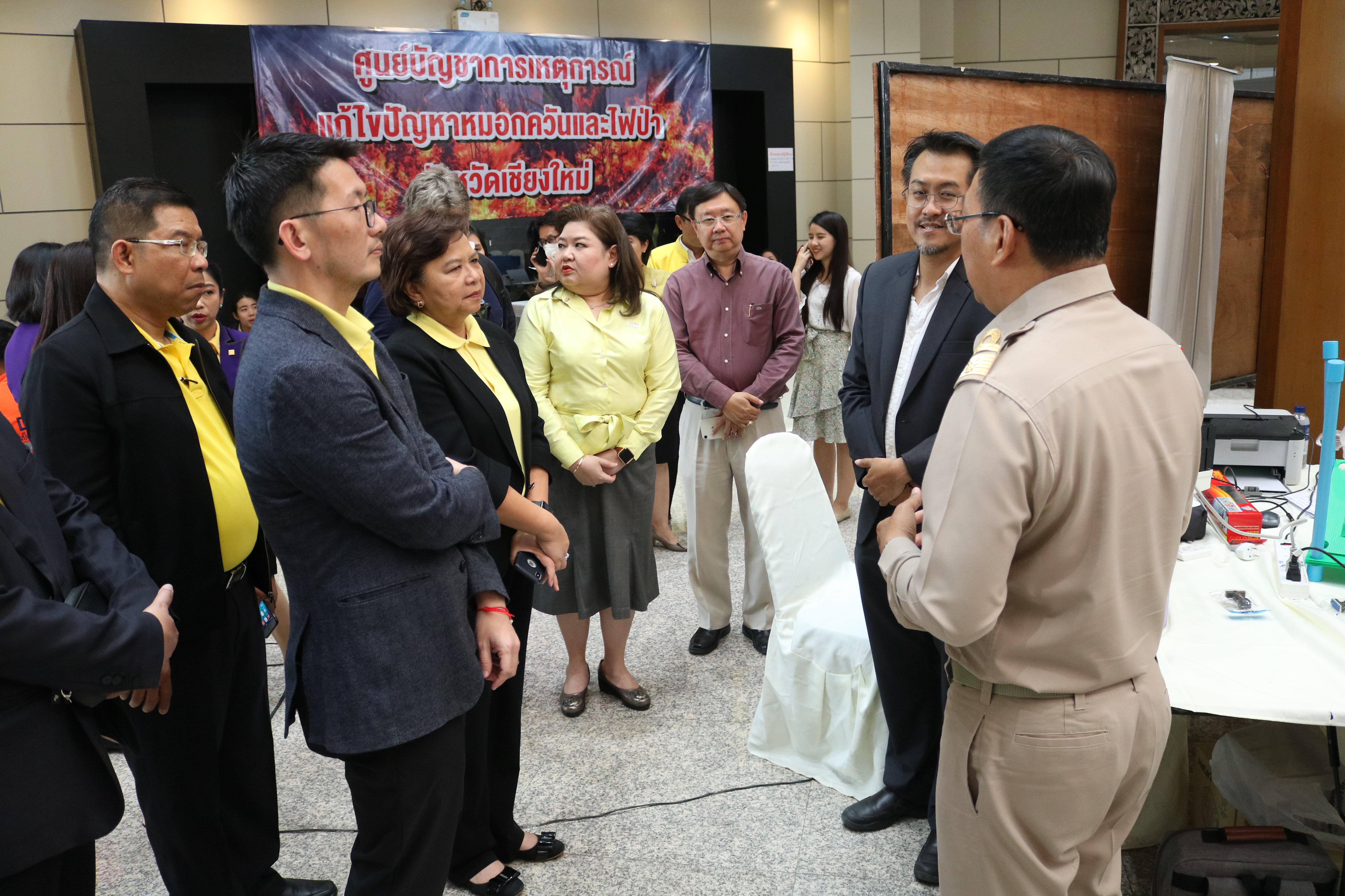 หลายภาคส่วนในจังหวัดเชียงใหม่ หลั่งไหลนำสิ่งของและเครื่องอุปโภคบริโภค มามอบให้กับศูนย์บัญชาการเหตุการณ์หมอกควันและไฟป่าฯ อย่างต่อเนื่อง