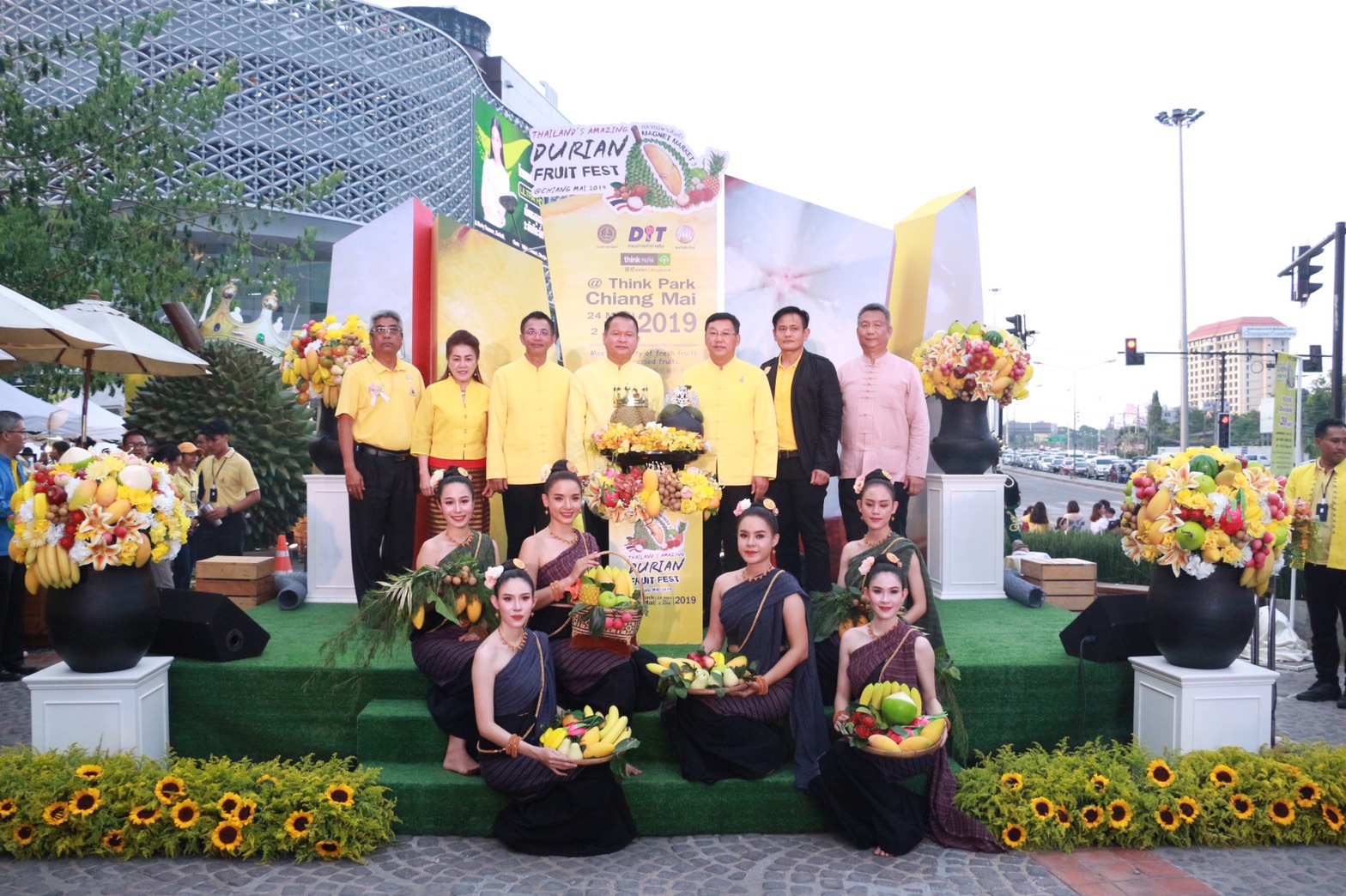 กระทรวงพาณิชย์ จัดงาน​"ตลาดเฉพาะสินค้า ยกระดับผลไม้ไทยให้เป็นที่รู้จักแก่นักท่องเที่ยว" พร้อมเปิดโอกาสให้เกษตรกรมีช่องทางในการจำหน่ายสินค้าได้ในราคาที่เป็นธรรม