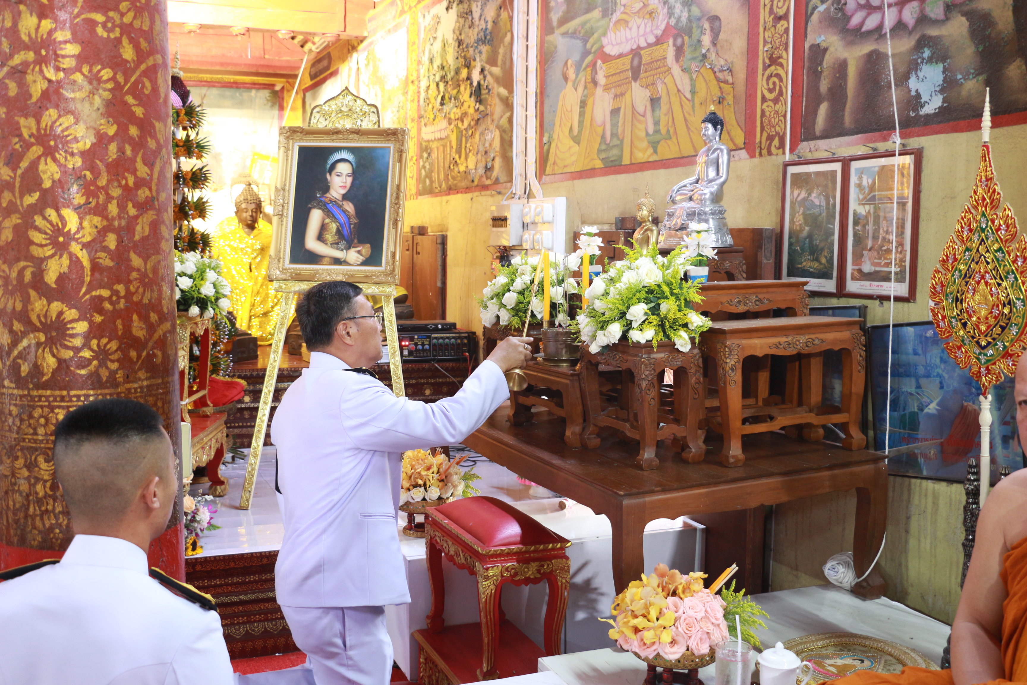 พระบาทสมเด็จพระวชิรเกล้าเจ้าอยู่หัวพระราชทานน้ำสรง ในงานประเพณีสรงน้ำพระพุทธรูปพระนอนขอนตาลศักดิ์สิทธิ์ วัดลัฎฐิวัน