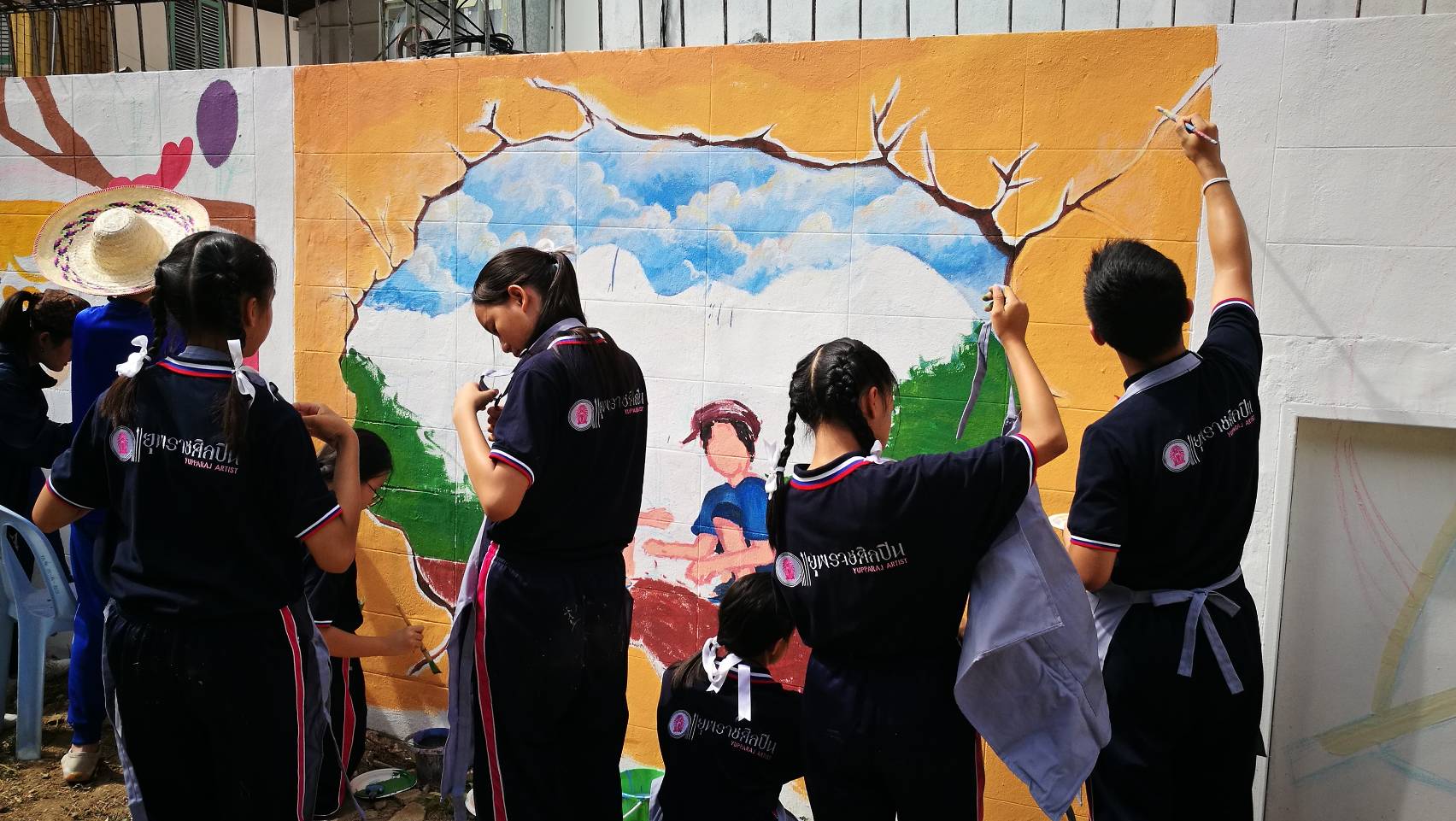 เหล่าศิลปินและจิตอาสาร่วมสร้างสรรค์งาน Street Art และปลูกต้นไม้สร้างรั้วภายในสวนสาธารณะเจริญประเทศ ในกิจกรรมเฉลิมพระเกียรติ เนื่องในโอกาสมหามงคลพระราชพิธีบรมราชาภิเษก
