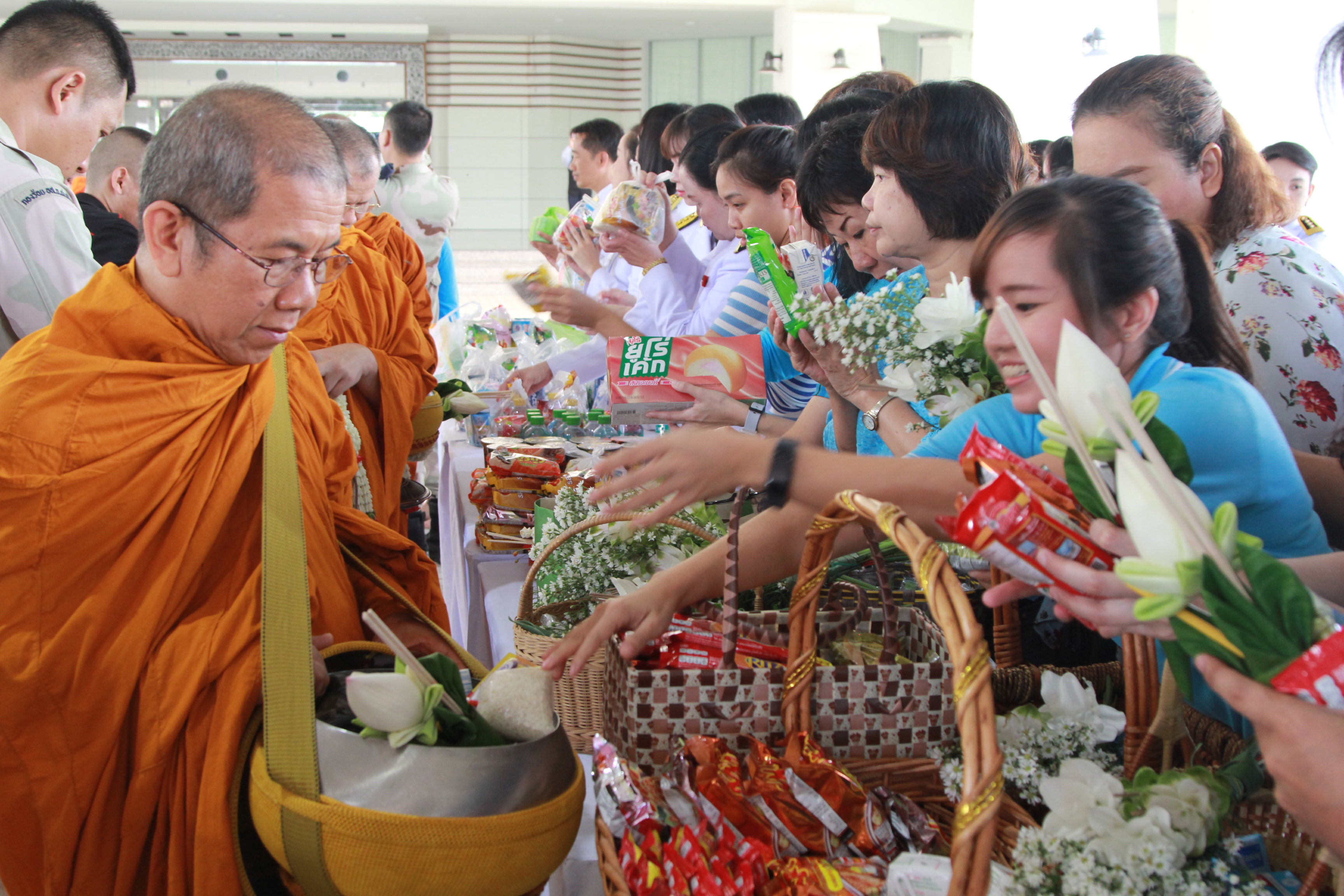 จังหวัดเชียงใหม่ จัดพิธีทำบุญตักบาตรถวายเป็นพระราชกุศล และลงนามถวายพระพร เนื่องในโอกาสวันเฉลิมพระชนมพรรษา สมเด็จพระนางเจ้าสิริกิติ์ พระบรมราชินีนาถ พระบรมราชชนนีพันปีหลวง 
