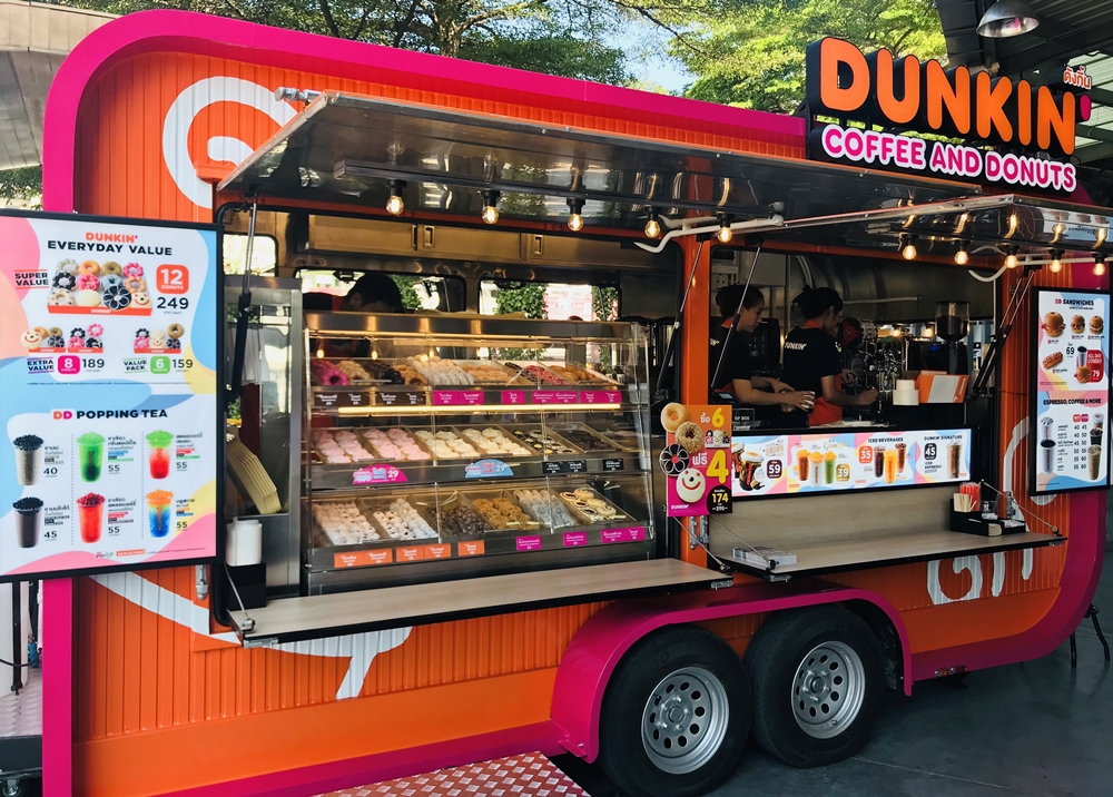 ดังกิ้น โฉมใหม่! เปิดให้บริการ “ฟู้ดทรัก” (food truck) หน่วยรถขายโดนัท นอกสถานที่ เผยใช้งบฯ ลงทุนเฉลี่ยคันละ 1 ล้านบาท และในปี 2563 มีแผนจะเพิ่มอีก 10 คัน