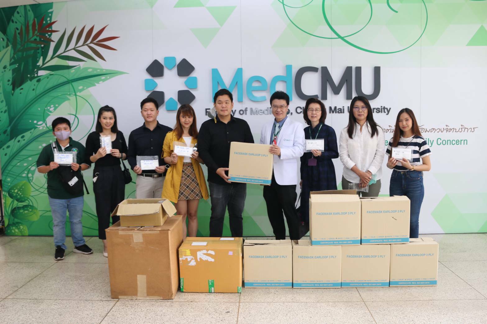 ผู้อำนวยการโรงพยาบาลมหาราชนครเชียงใหม่ รับมอบหน้ากากอนามัย จำนวน 20,000 ชิ้น 