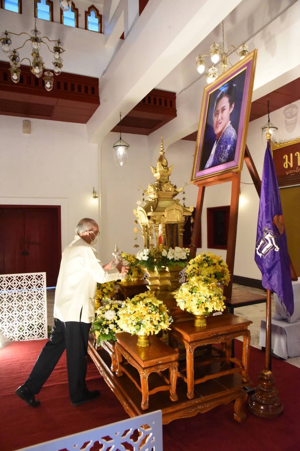 สมเด็จพระกนิษฐาธิราชเจ้า กรมสมเด็จพระเทพรัตนราชสุดาฯ สยามบรมราชกุมารี ทรงพระราชทานพระกรุณาโปรดเกล้าโปรดกระหม่อม ให้อาจารย์ไพศาล จั่วทอง เข้ารับพระราชทานน้ำสรง