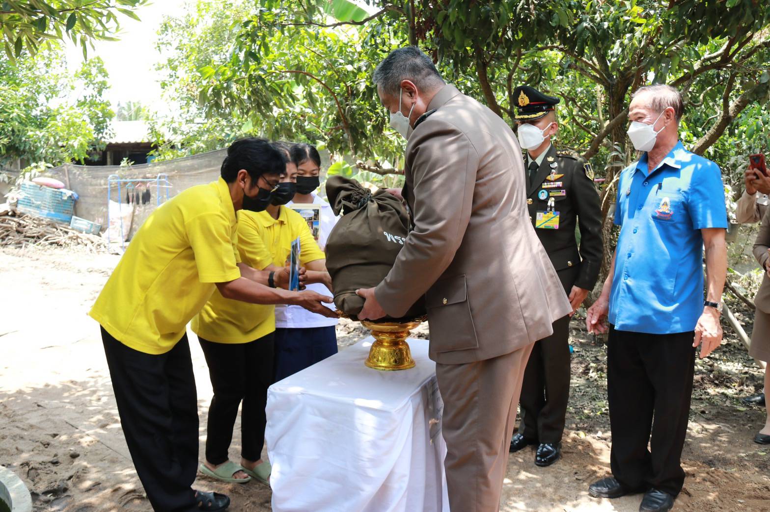 เชียงใหม่ - พระบาทสมเด็จพระเจ้าอยู่หัว พระราชทานสิ่งของช่วยเหลือผู้ประสบอุทกภัย จังหวัดเชียงใหม่
