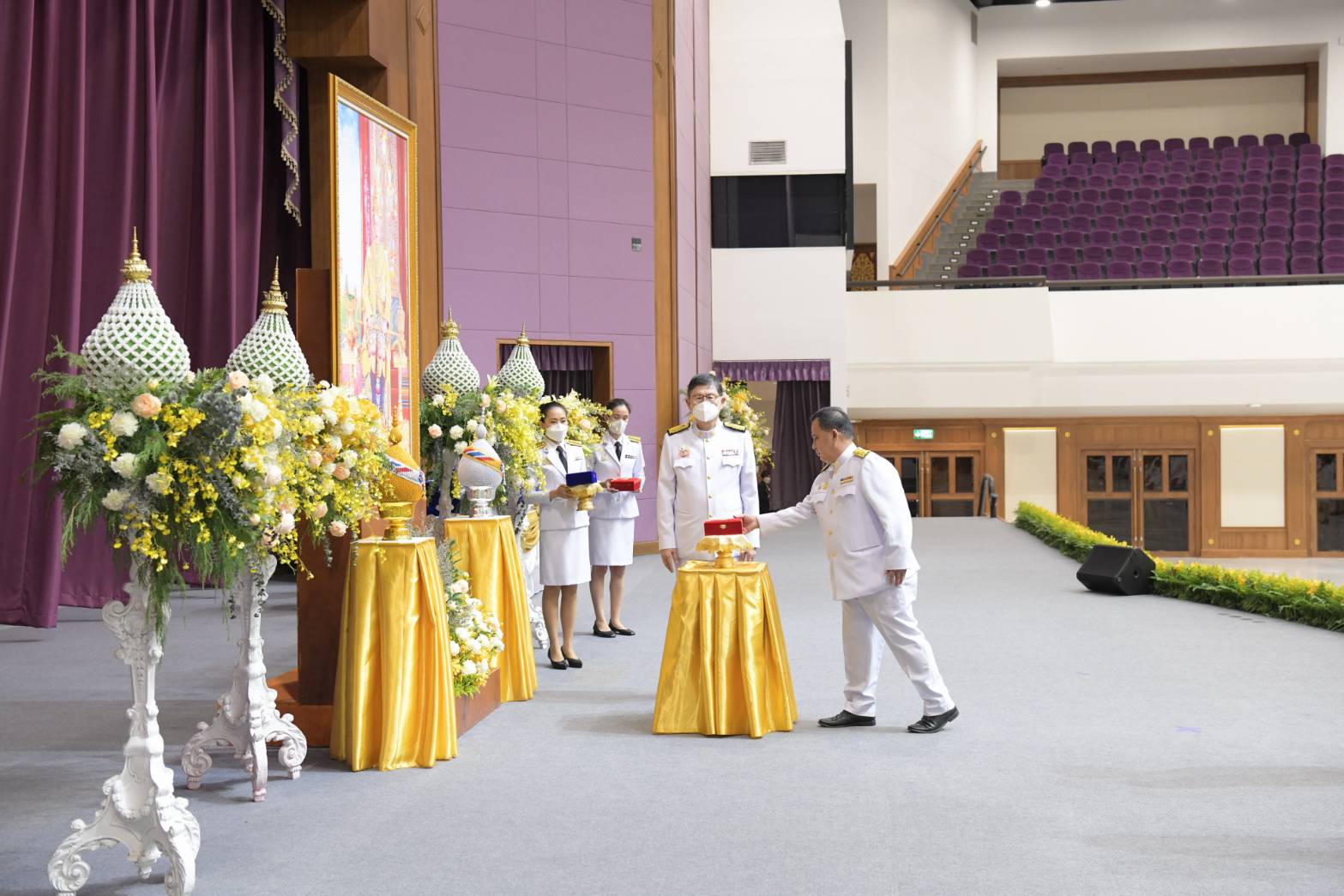 เชียงใหม่ - พิธีรับพระราชทานเครื่องราชอิสริยาภรณ์ชั้นสายสะพาย ประจำปี 2564 หน้าพระบรมฉายาลักษณ์พระบาทสมเด็จพระเจ้าอยู่หัว