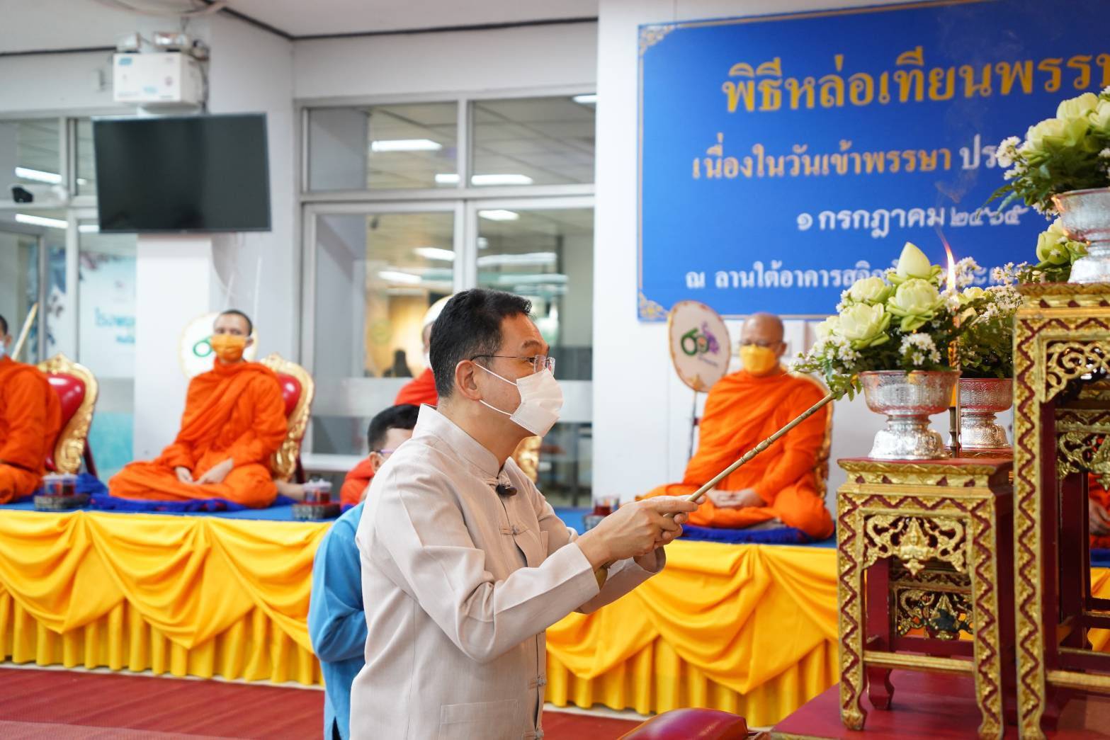 เชียงใหม่ - คณบดีคณะแพทยศาสตร์ มช. เป็นประธานในพิธีหล่อเทียนพรรษา