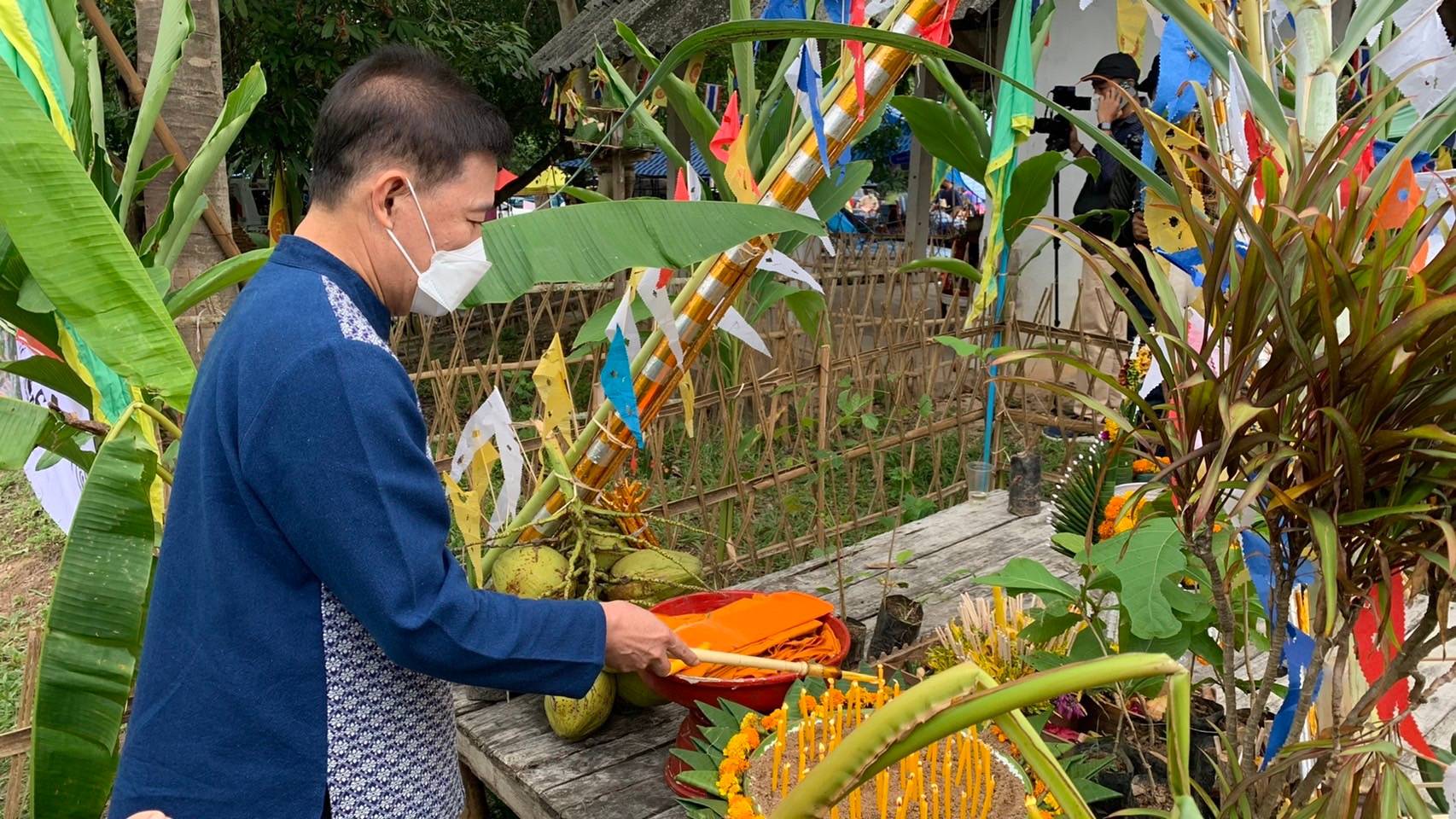 เชียงใหม่ - อบจ.เชียงใหม่ ร่วมงานประเพณีสรงน้ำพระธาตุอำเภอสันกำแพง ประจำปี 2565