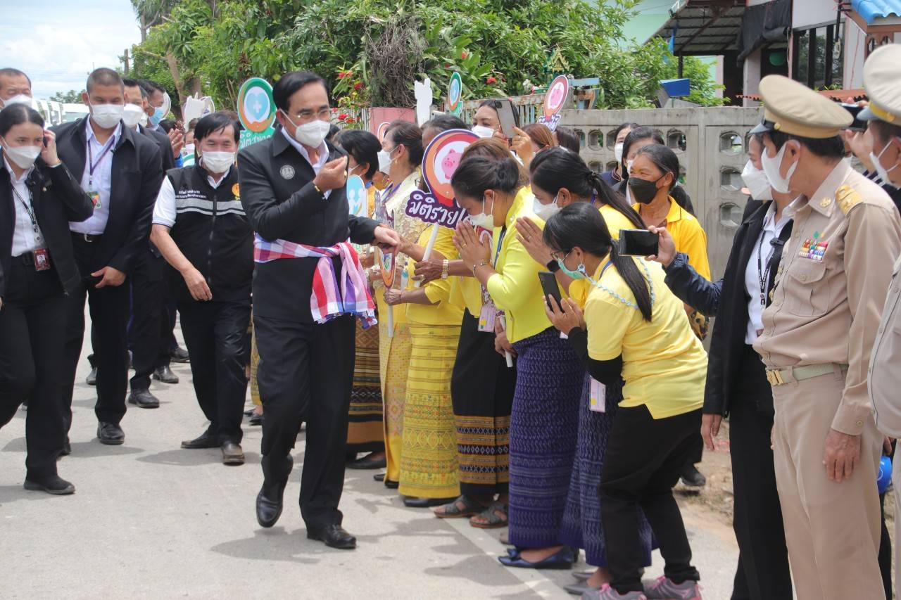 กำแพงเพชร - พช.กำแพงเพชร และภาคีเครือข่าย ร่วมต้อนรับนายกรัฐมนตรีและออกบูธนิทรรศการผลการดำเนินงานการขจัดความยากจนฯ จังหวัดกำแพงเพชร