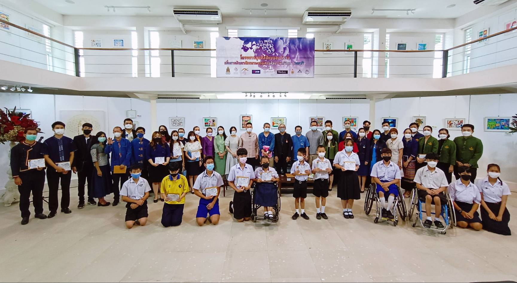 เชียงใหม่ - คณบดีคณะแพทยศาสตร์ มช. ร่วมพิธีเปิดนิทรรศการ และรับมอบผลงานศิลปะจากเด็กพิการ