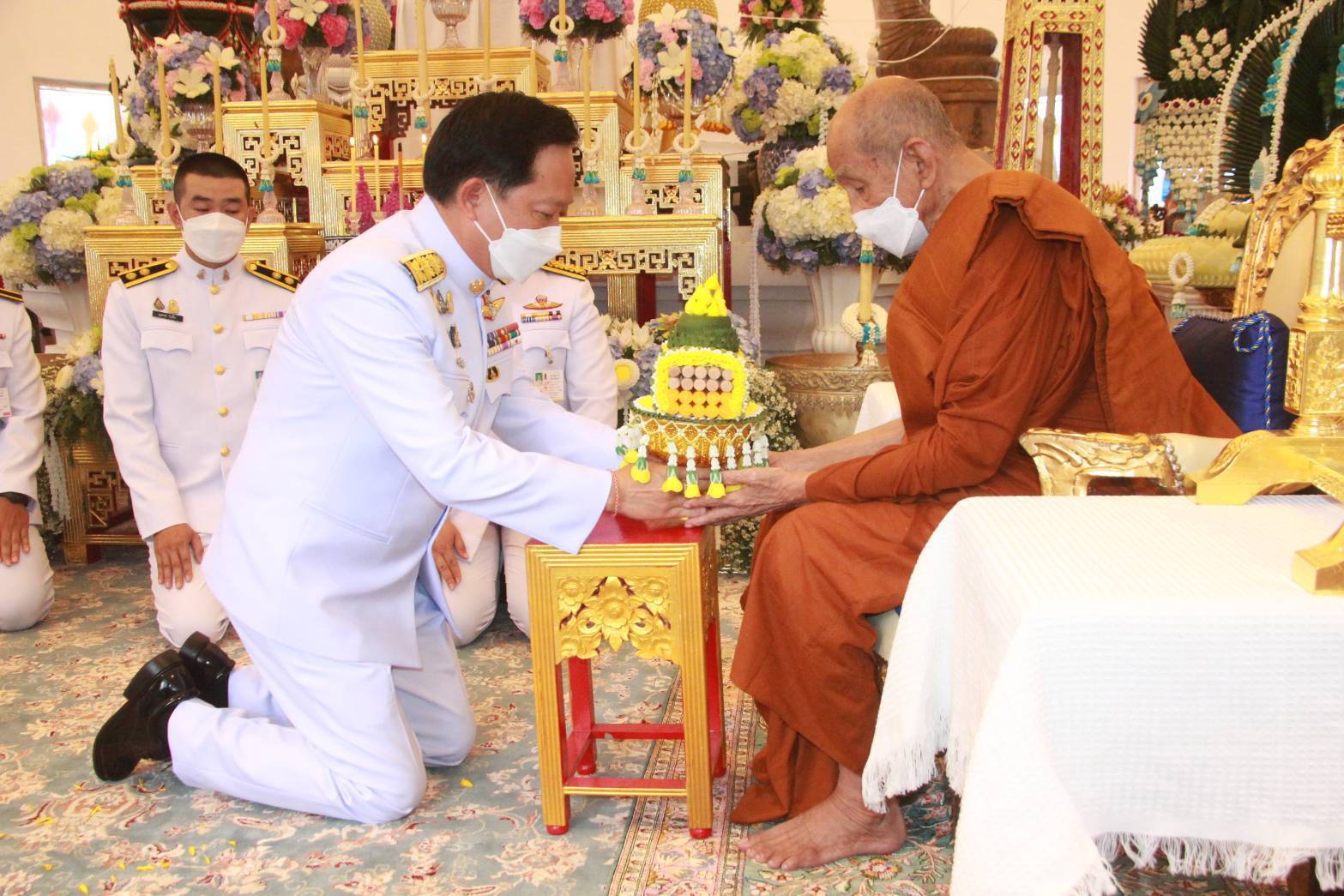 จังหวัดเชียงราย - พระบาทสมเด็จพระเจ้าอยู่หัวทรงพระกรุณาโปรดพระราชทาน น้ำสรง ผ้าไตร เครื่องสักการะ และไทยธรรมพระราชทานถวายแด่พระพรหมวชิรคุณ เจ้าอาวาสวัดเทพนิมิตสุดเขตสยาม