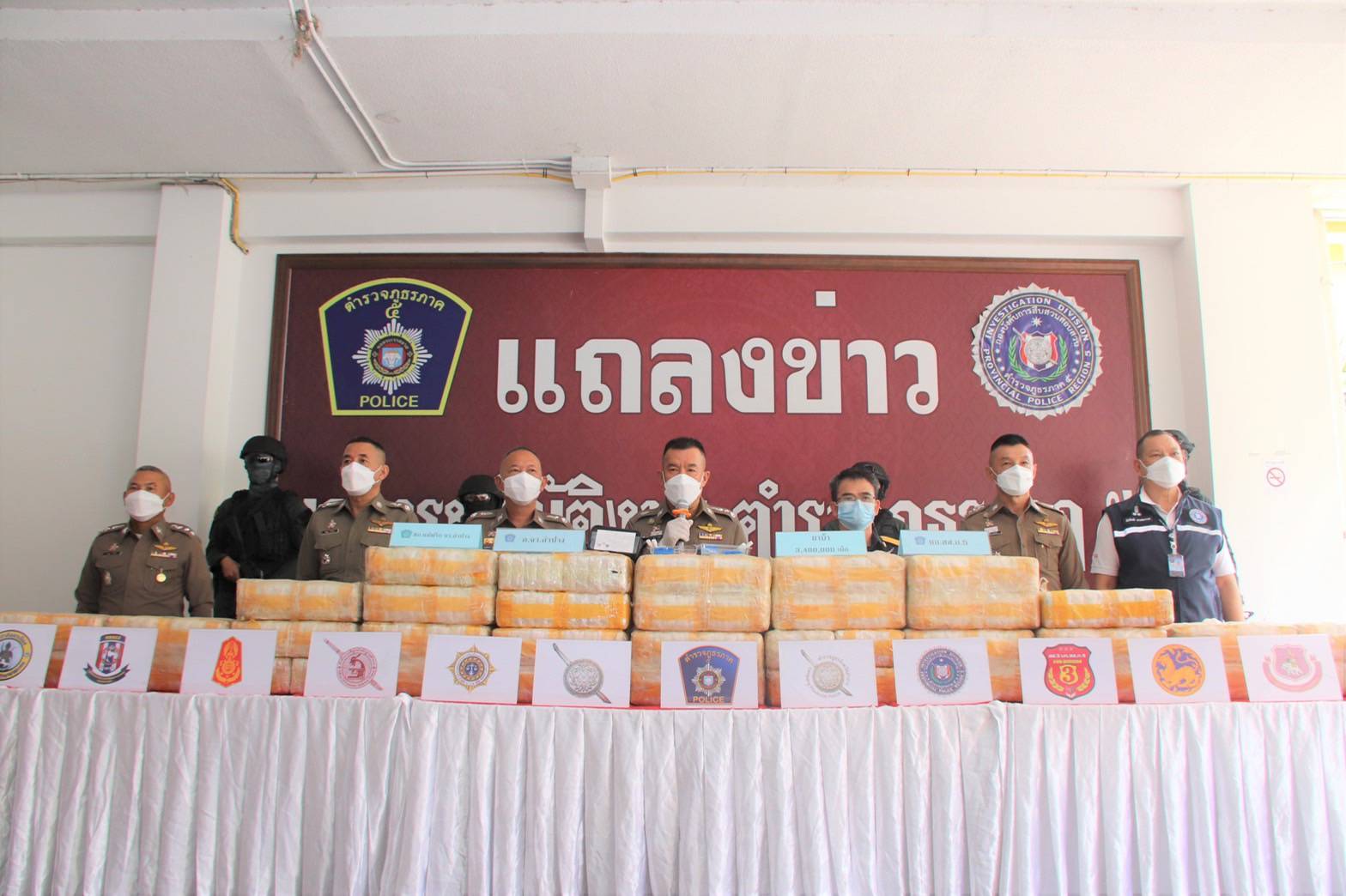 เชียงใหม่ - ตำรวจภูธรภาค 5 แถลงผลงานด่านตรวจยาเสพติดแม่พริก โชว์ผลงานเด็ดรวบหนุ่มขนยาบ้า 3.4 ล้านเม็ด