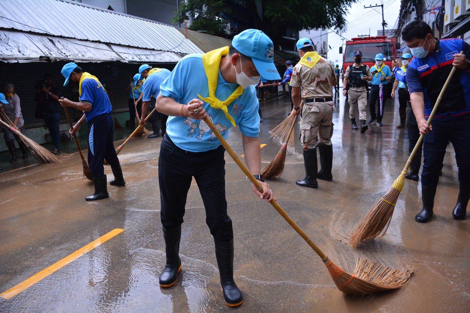 เชียงราย - ผู้ว่าราชการจังหวัดเชียงราย ร่วมกับศูนย์อำนวยการจิตอาสาพระราชทาน จังหวัดเชียงราย จัดกิจกรรมบำเพ็ญสาธารณกุศลเฉลิมพระเกียรติสมเด็จพระนางเจ้าสิริกิติ์ พระบรมราชินีนาถ พระบรมราชชนนีพันปีหลวง เนื่องในโอกาสมหามงคลเฉลิมพระชนมพรรษา 90 พรรษา