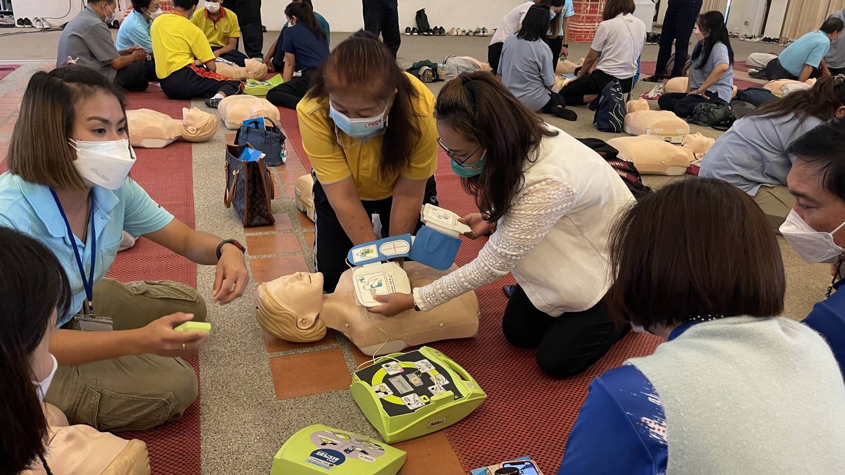 เชียงใหม่ - สำนักงานสาธารณสุขจังหวัดเชียงใหม่ จัดอบรม CPR เฉลิมพระเกียรติ สมเด็จพระนางเจ้าสิริกิติ์ พระบรมราชินีนาถ พระบรมราชชนนีพันปีหลวง เนื่องในโอกาสมหามงคลเฉลิมพระชนมพรรษา 90 พรรษา