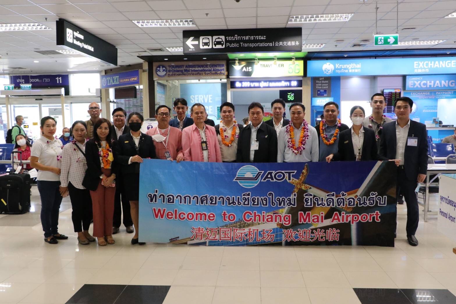 เชียงใหม่ - ผอ.การท่าอากาศยานเชียงใหม่ พร้อมคณะ ให้การต้อนรับผู้โดยสารที่เดินทางมาจากฮานอย ประเทศเวียดนาม โดยสายการบินไทยแอร์เอเชีย 