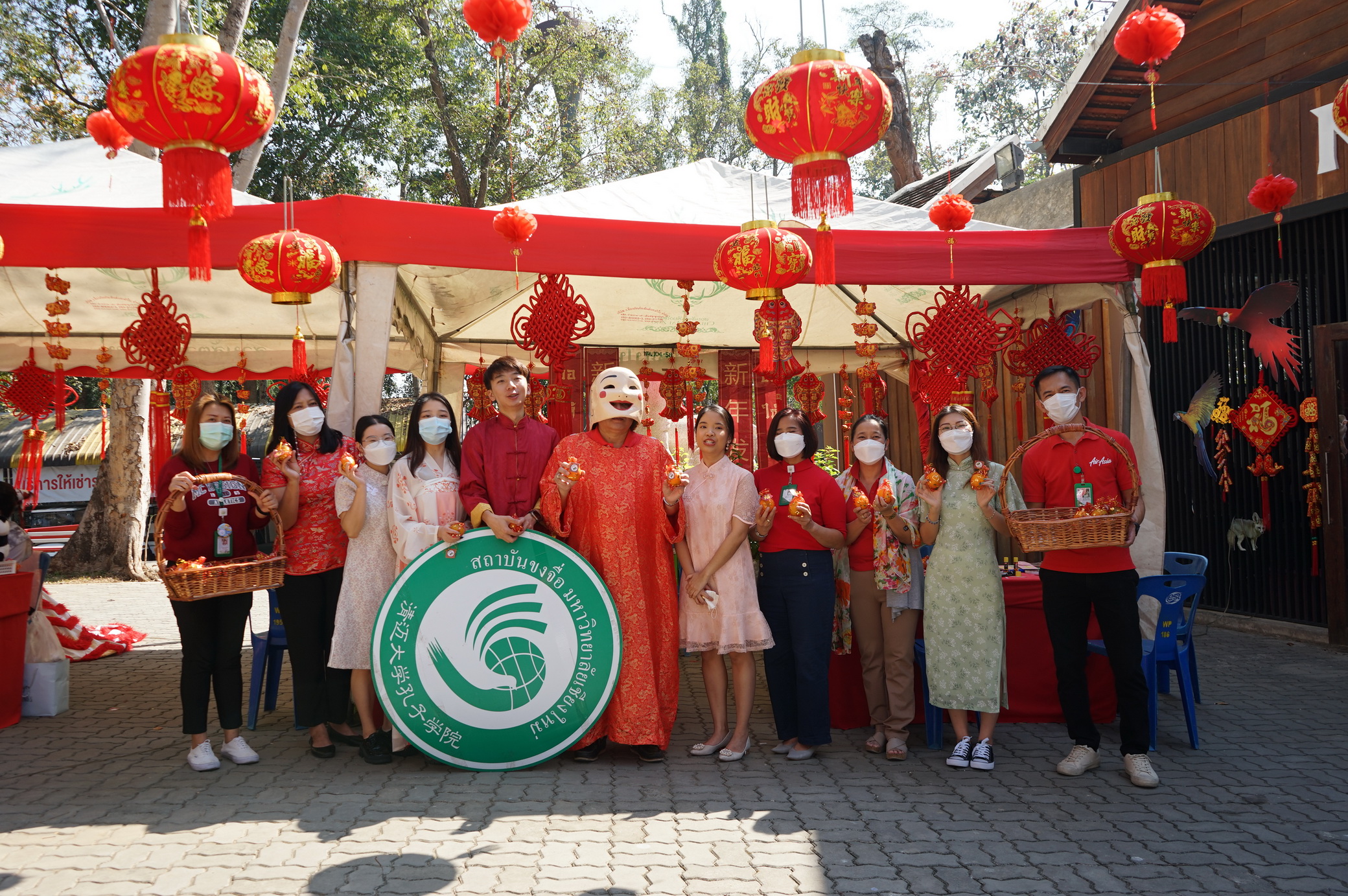 ผู้อำนวยการสวนสัตว์เชียงใหม่ นำขบวนมาสคอตเชิดมังกรคู่ ต้อนรับเทศกาลตรุษจีน