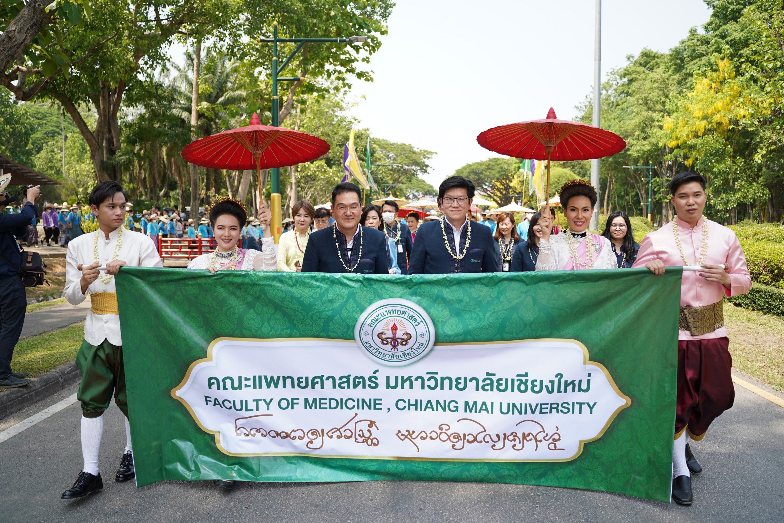 คณบดีคณะแพทยศาสตร์ มช. ร่วมพิธีดำหัวอดีตอธิการบดี อธิการบดี และคณาจารย์ผู้อาวุโส ของมหาวิทยาลัยเชียงใหม่ เนื่องในงานประเพณีสงกรานต์ ประจำปี 2566