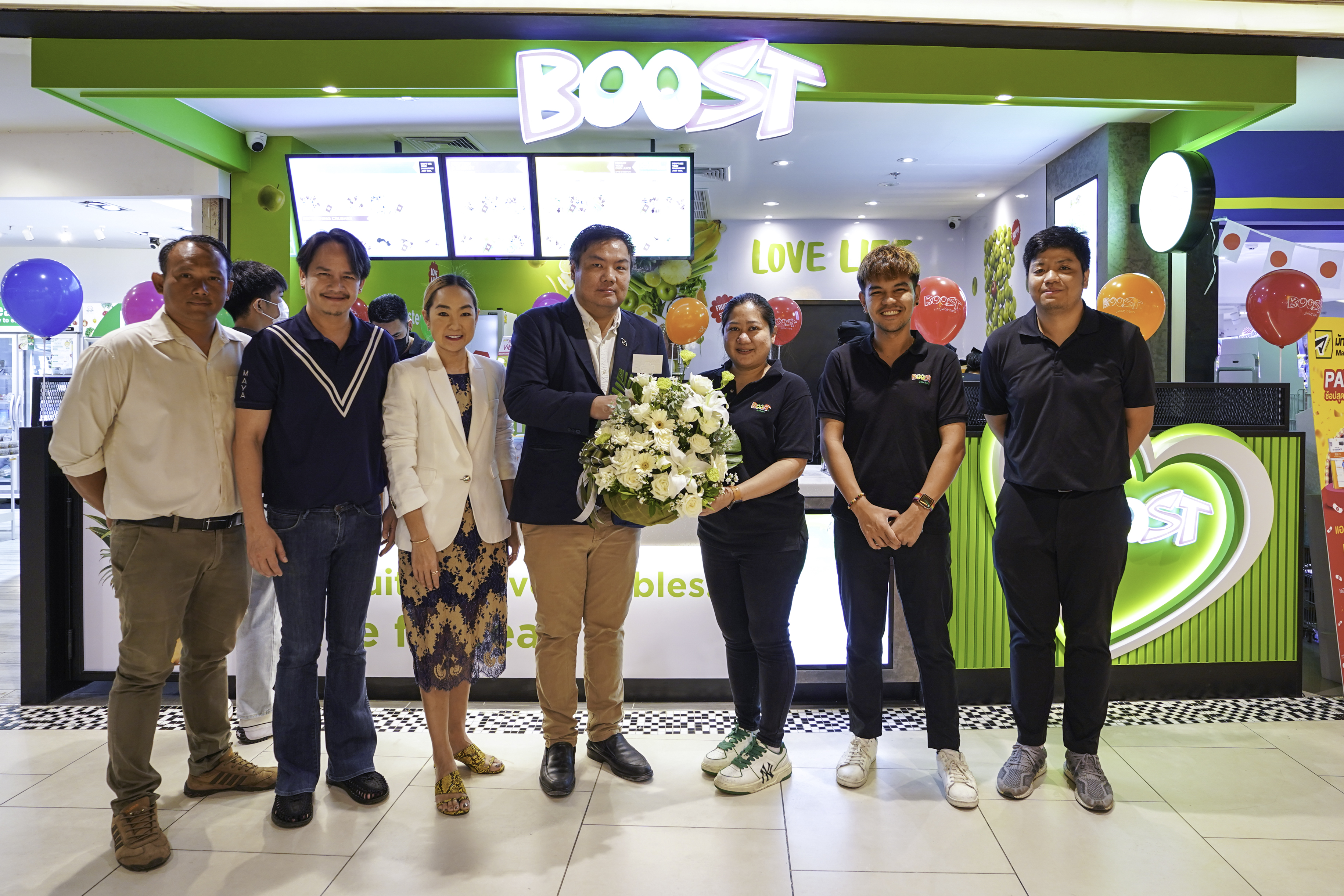 ผู้บริหารศูนย์การค้า เมญ่า ไลฟ์สไตล์ ช้อปปิ้ง เซ็นเตอร์ ร่วมแสดงความยินดีเปิดร้าน Boost Juice Bars สมูทตี้ผลไม้สุดฮิต สาขาแรกในภาคเหนือ ที่เมญ่าฯ เชียงใหม่
