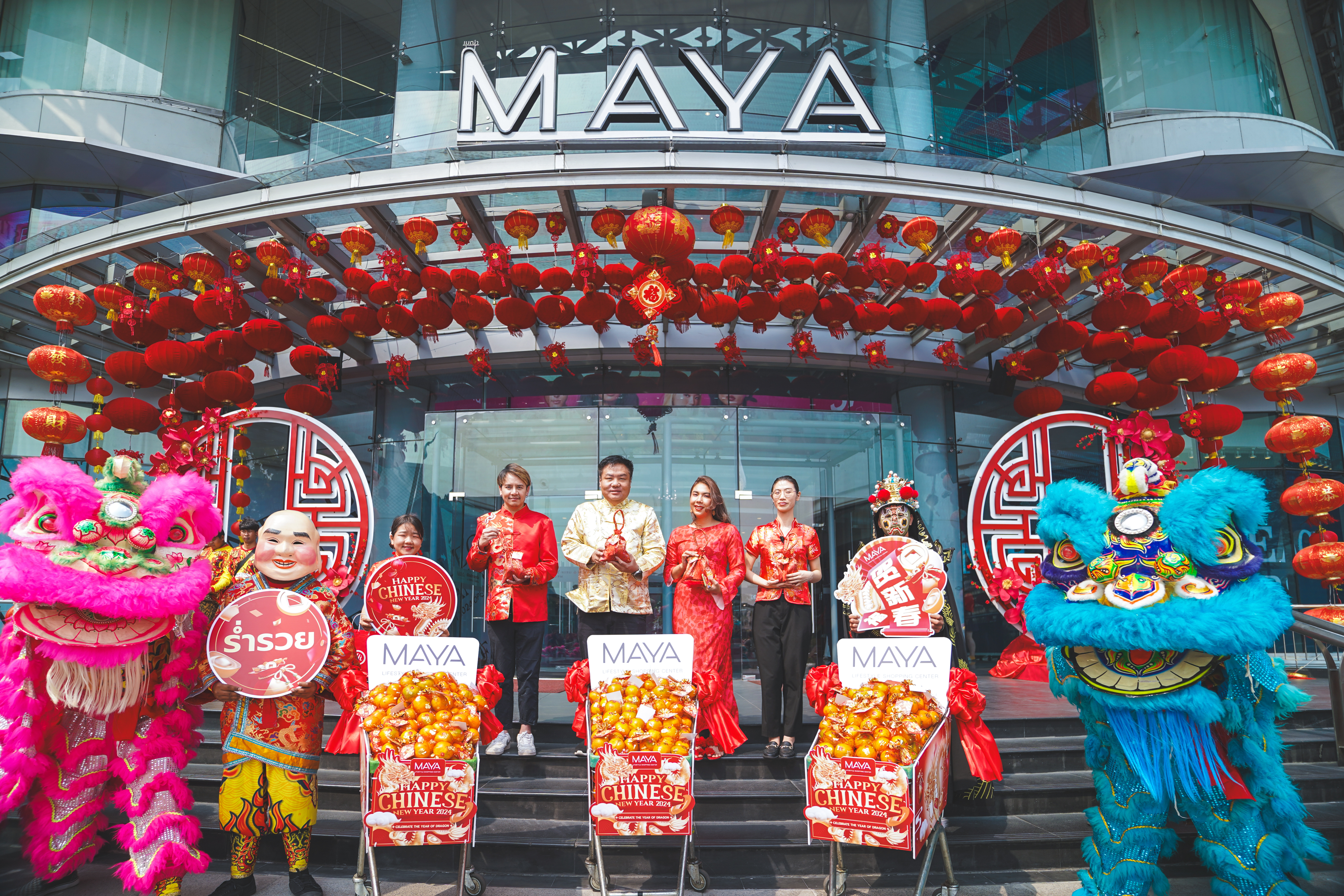 ศูนย์การค้าเมญ่าฯ อวยพรร้านค้า แจกส้มฉลองเทศกาลตรุษจีน ต้อนรับปีมังกรทอง
