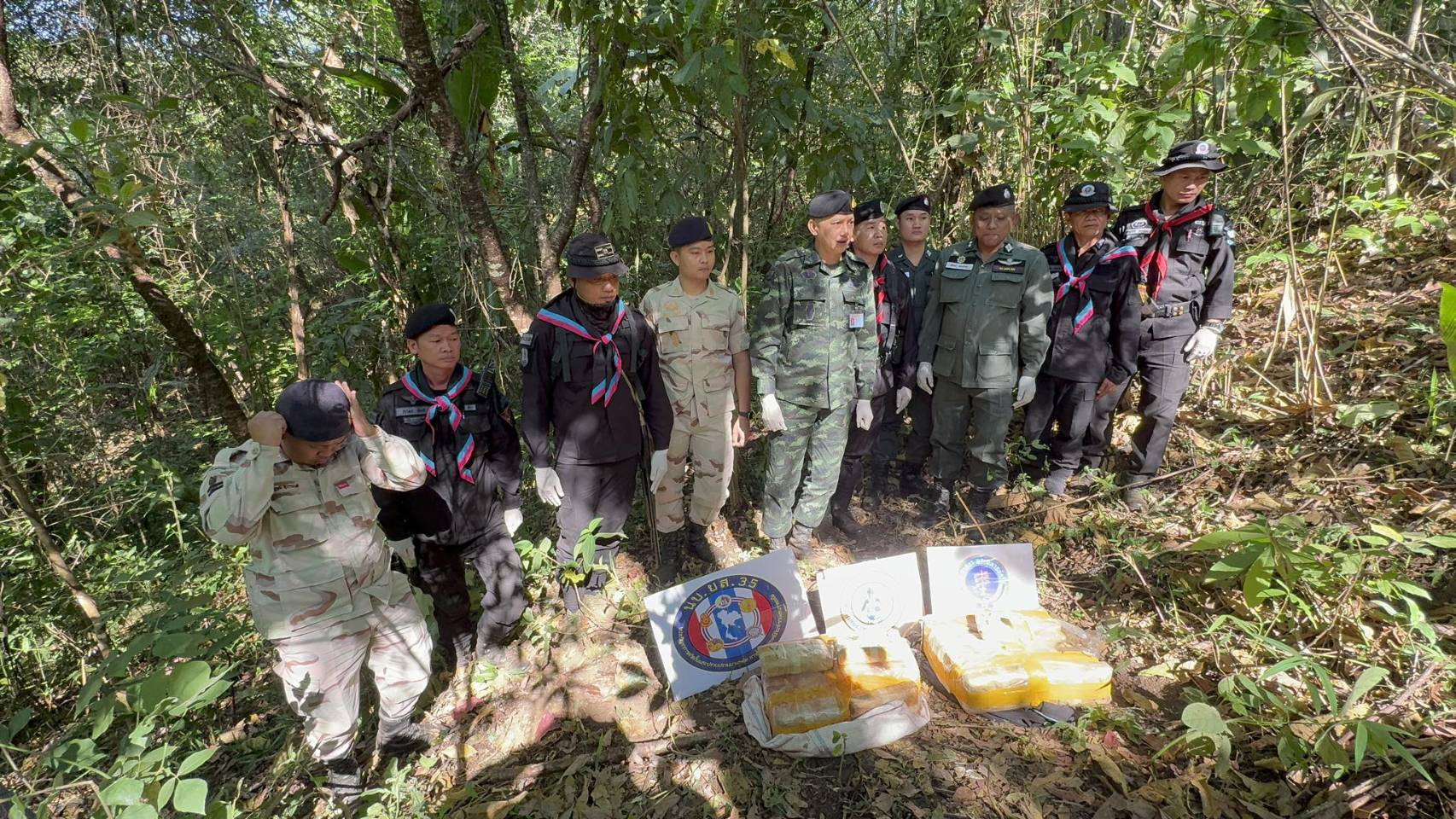 ทหารพรานผาเมือง ปะทะกลุ่มขบวนการลำเลียงยาเสพติด ยึดยาบ้า  200,000 เม็ด ในพื้นที่ อ.แม่อาย จ.เชียงใหม่