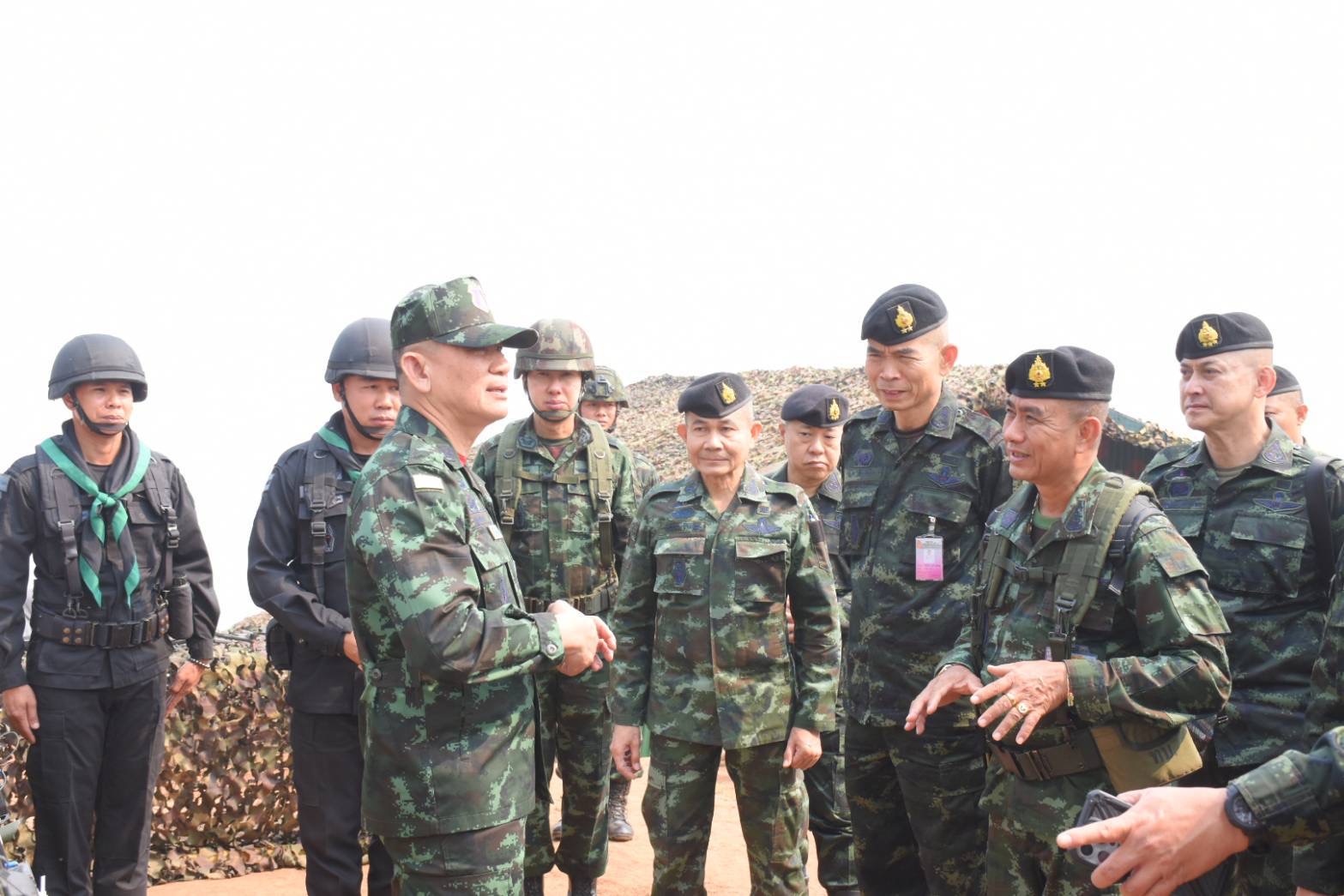 กองกำลังผาเมือง ให้การต้อนรับ ผู้บัญชาการทหารบก และคณะ ตรวจเยี่ยมการปฏิบัติงานและมอบสิ่งของบำรุงขวัญให้กับกำลังพลที่ปฏิบัติหน้าที่ตามแนวชายแดน ในพื้นที่ อำเภอแม่ฟ้าหลวง จังหวัดเชียงราย