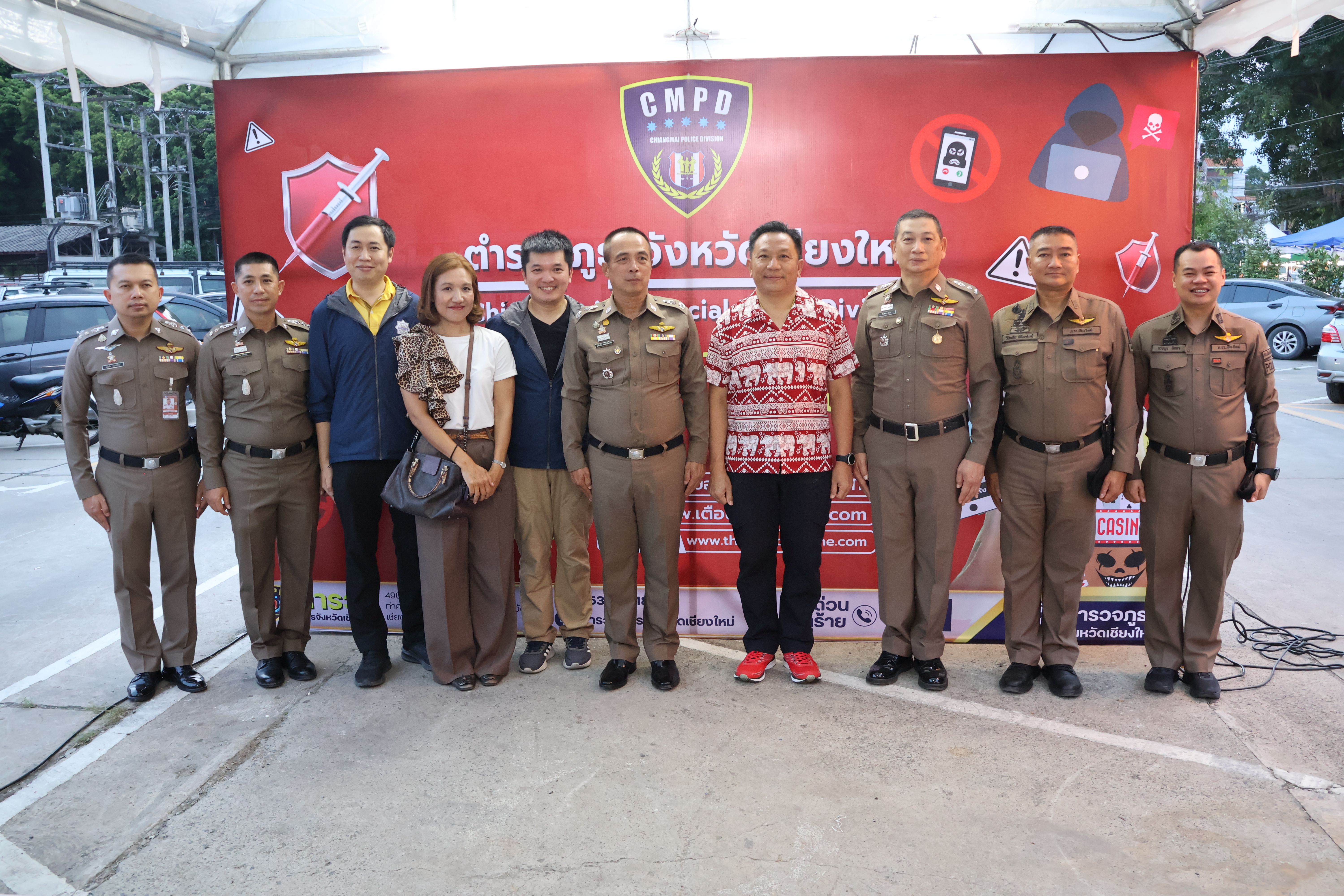 ผู้บังคับการตำรวจภูธรจังหวัดเชียงใหม่ ชวนผู้ว่าฯ เสริมภูมิความรู้สู้ภัยออนไลน์ให้กับประชาชน เปิดบูธเตือนภัยกลโกงถนนคนเดินท่าแพเชียงใหม่ทุกวันอาทิตย์