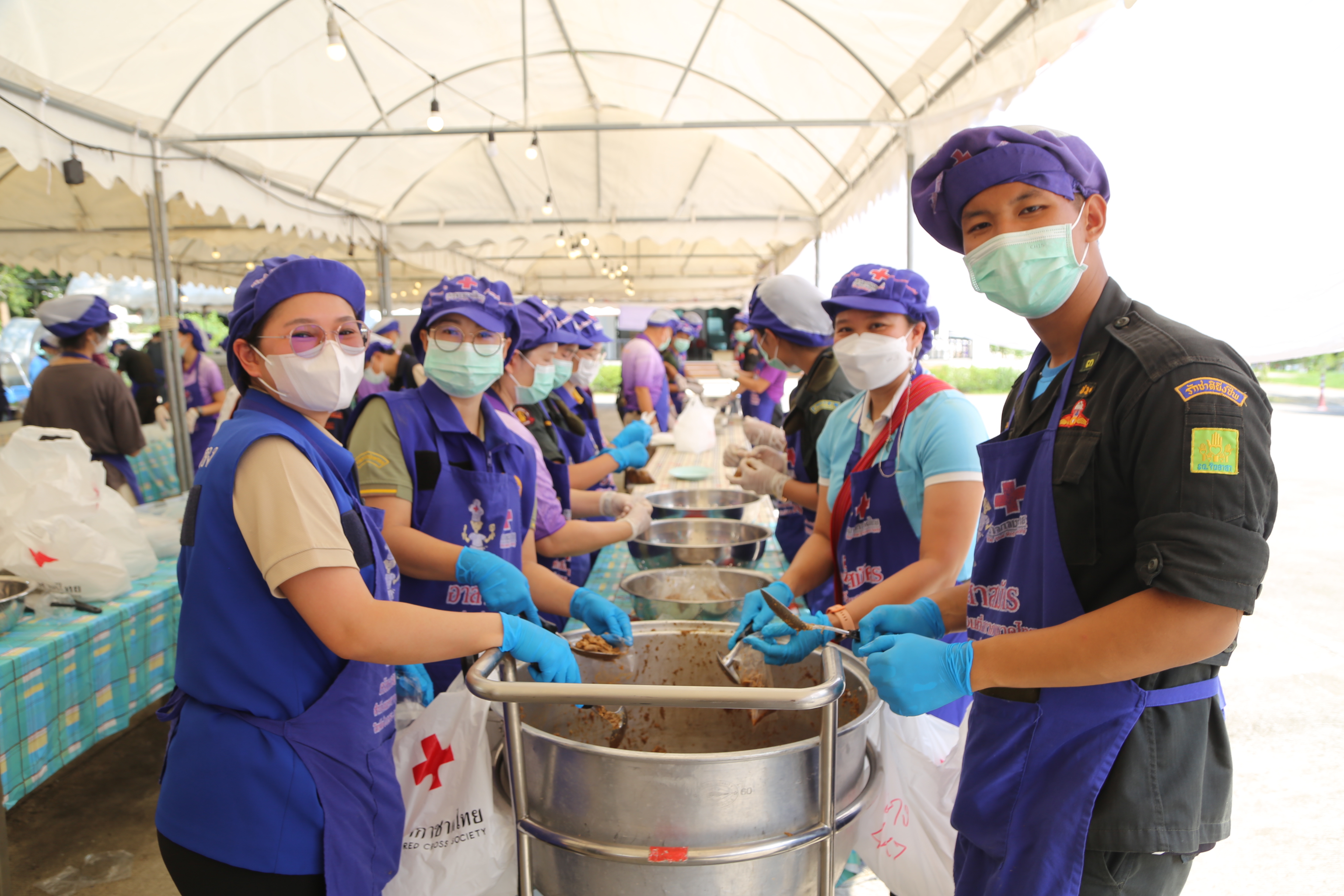 กาชาดร่วมใจตั้งโรงครัวเคลื่อนที่ผลิตอาหารแจกจ่ายผู้ประสบภัยน้ำท่วม ที่เชียงใหม่