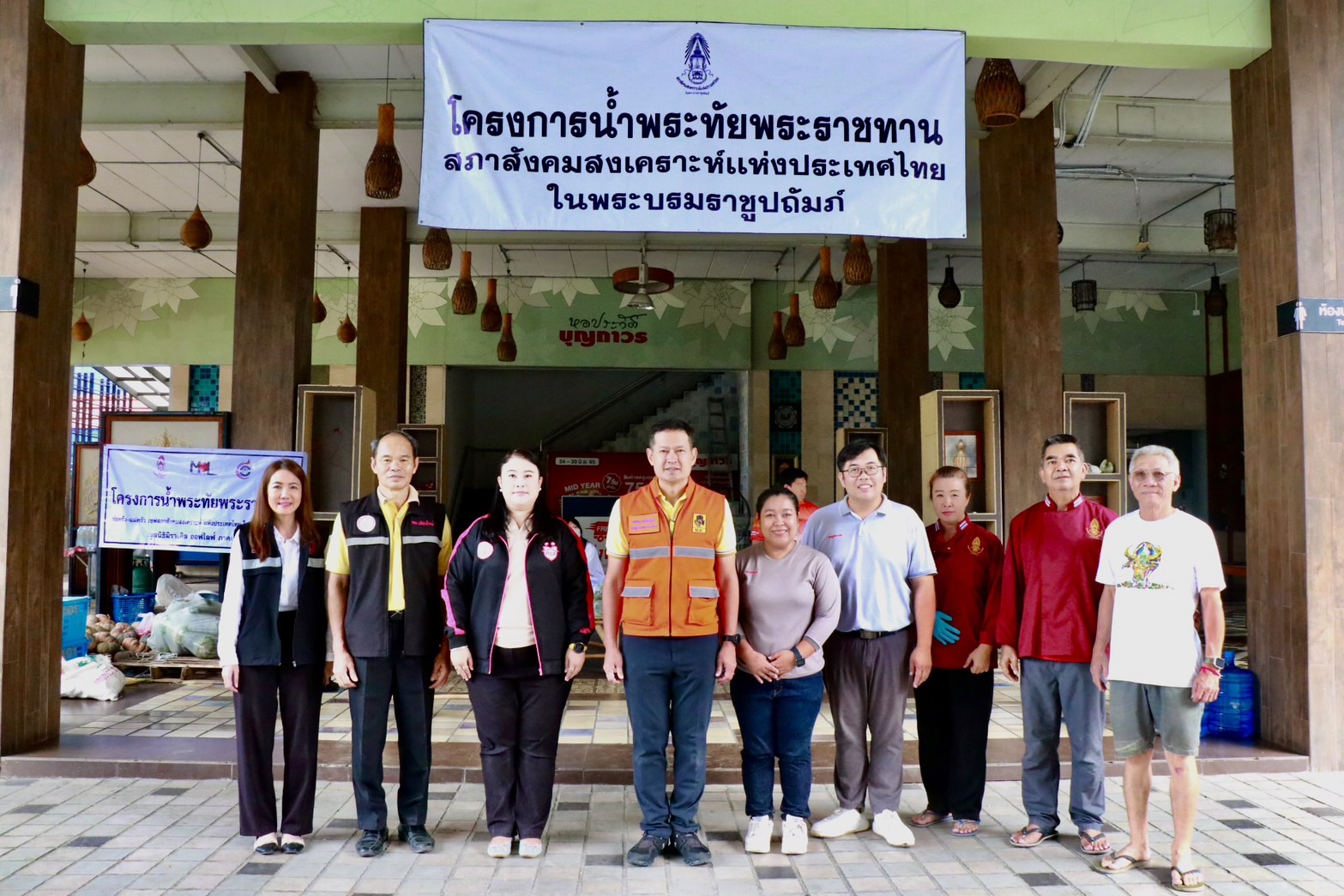 รองผู้ว่าฯ เชียงใหม่ ลงพื้นที่ให้กำลังใจประชาชนที่ศูนย์พักพิง และโรงครัวบุญถาวร เผยล่าสุดสถานการณ์ดีขึ้นเตรียมปรับแผนลดการผลิตข้าวกล่องลง พร้อมเร่งฟื้นฟูเมืองโดยเร็ว