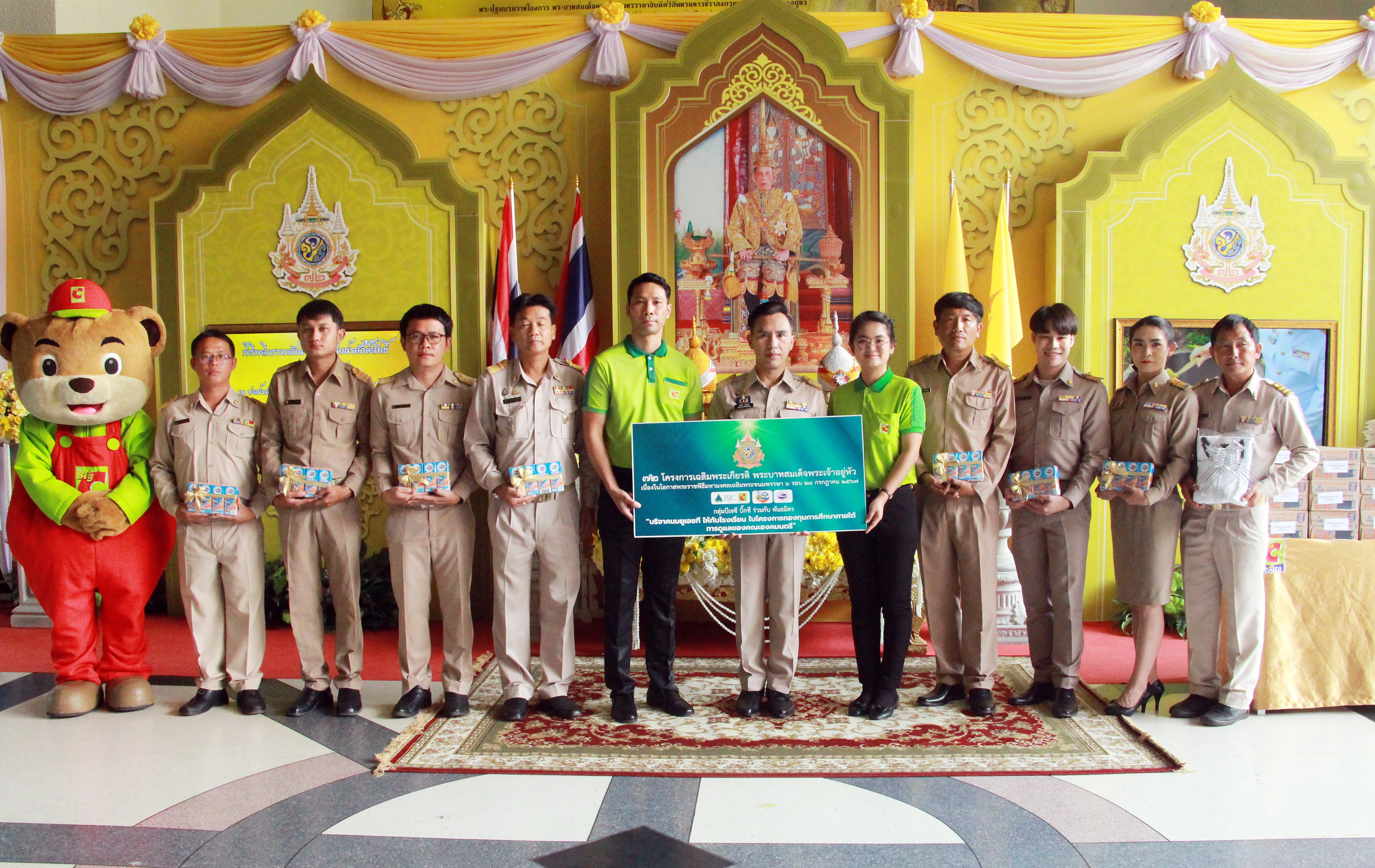 จังหวัดเชียงใหม่รับมอบนมกล่องยูเอชทีและเสื้อกันหนาว นำไปแจกจ่ายให้กับนักเรียนในโครงการกองทุนการศึกษา 